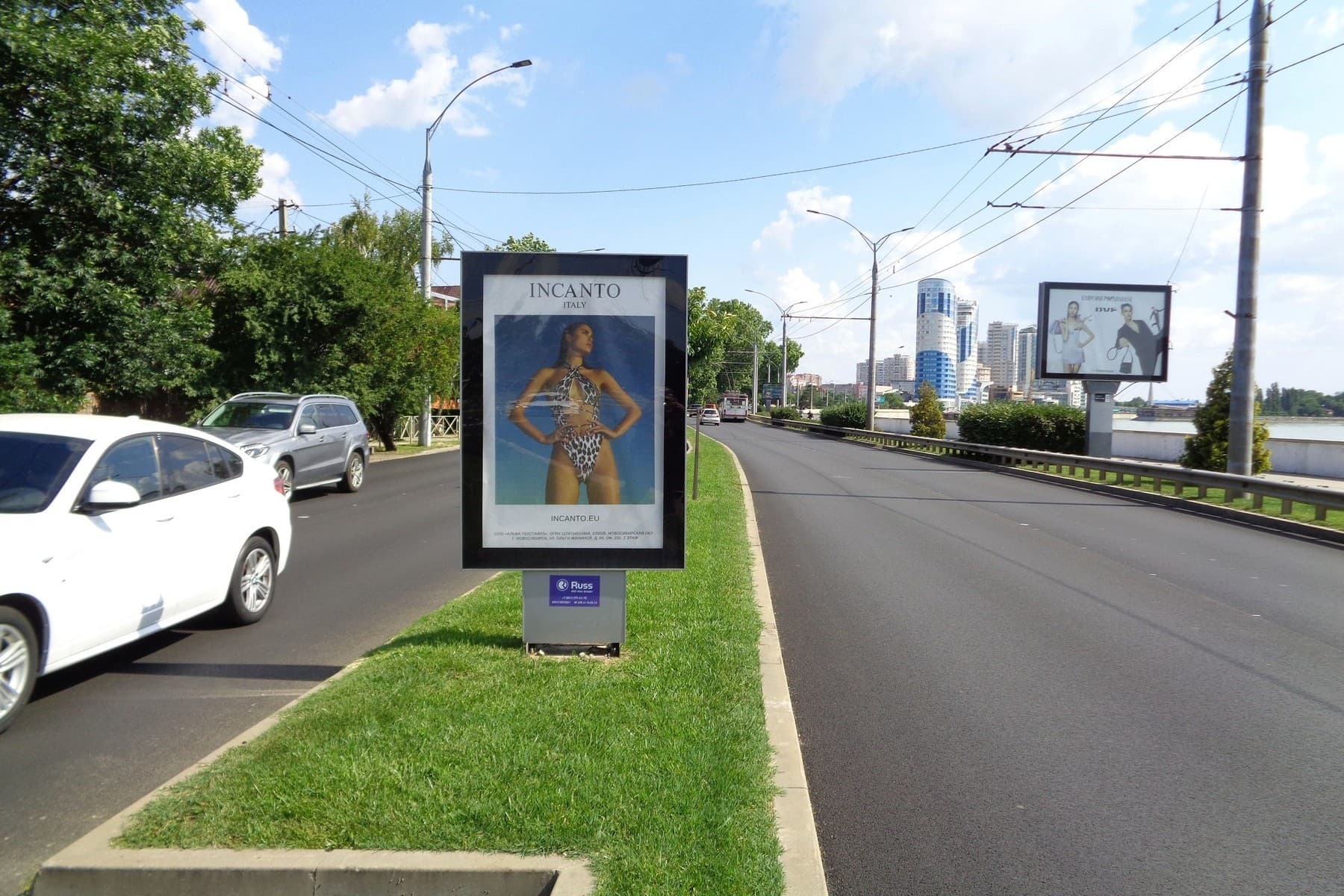 Реклама 1.2x1.8 по адресу Кубанская Набережная ул., 208 (на разделительной полосе)