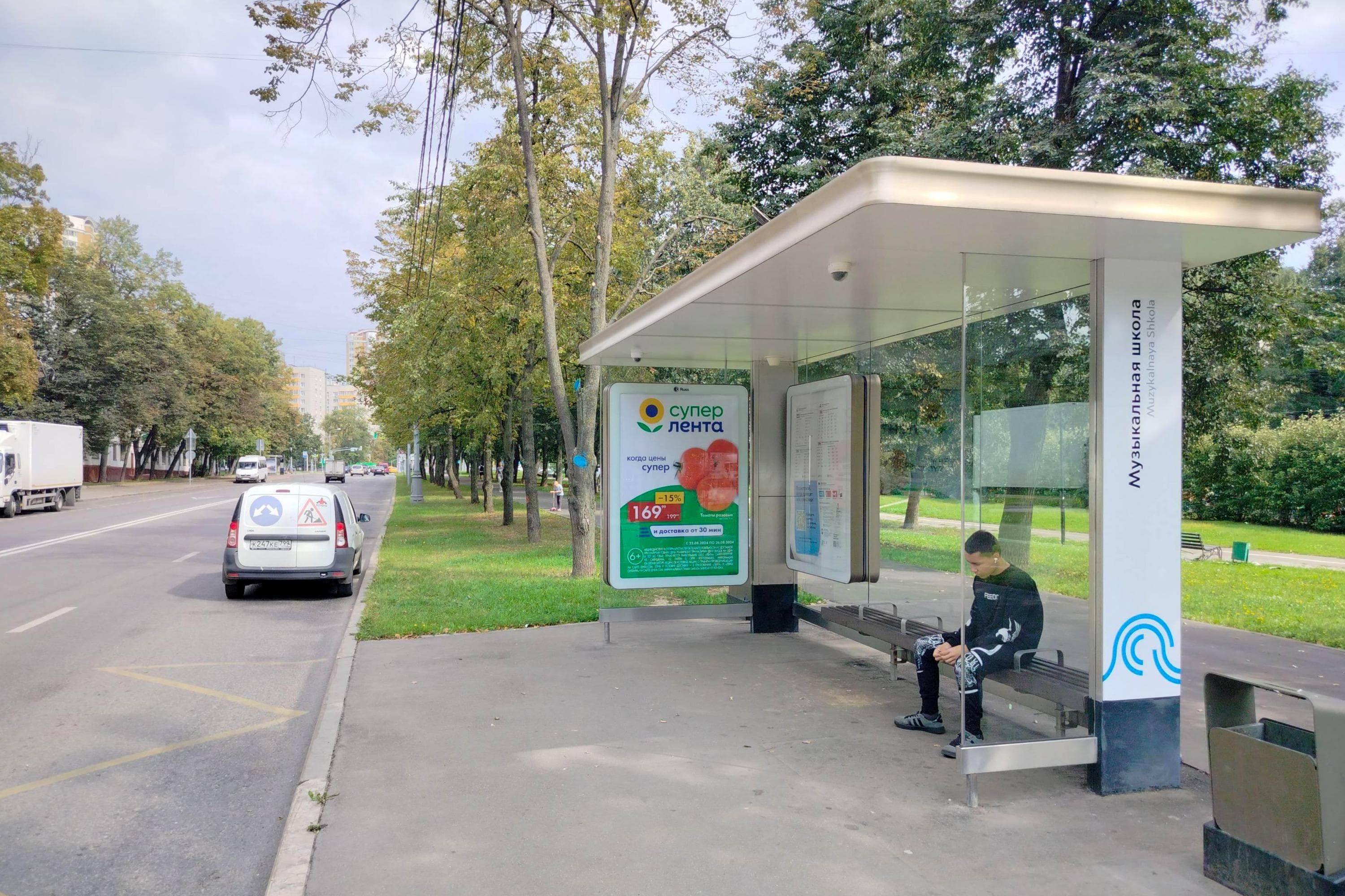 Москва. Бескудниковский бульвар, д.49А-51А - ост. "Муз. Школа" (в центр), сторона А