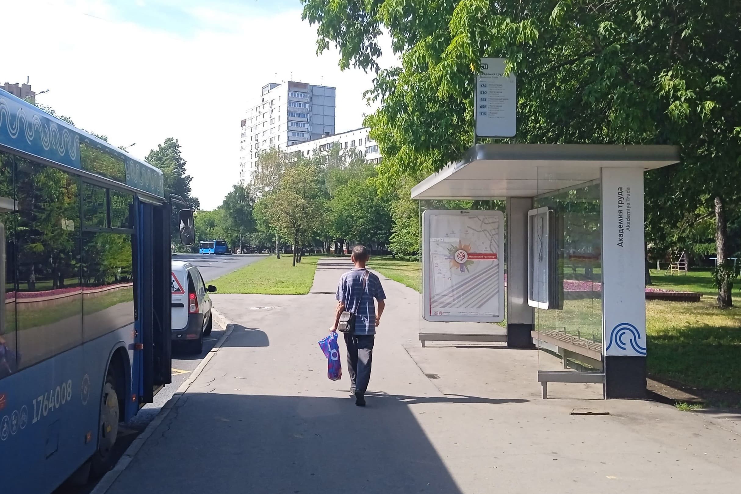 Москва. Краснодонская ул.  11, н-в - ост. "Академия труда", сторона А