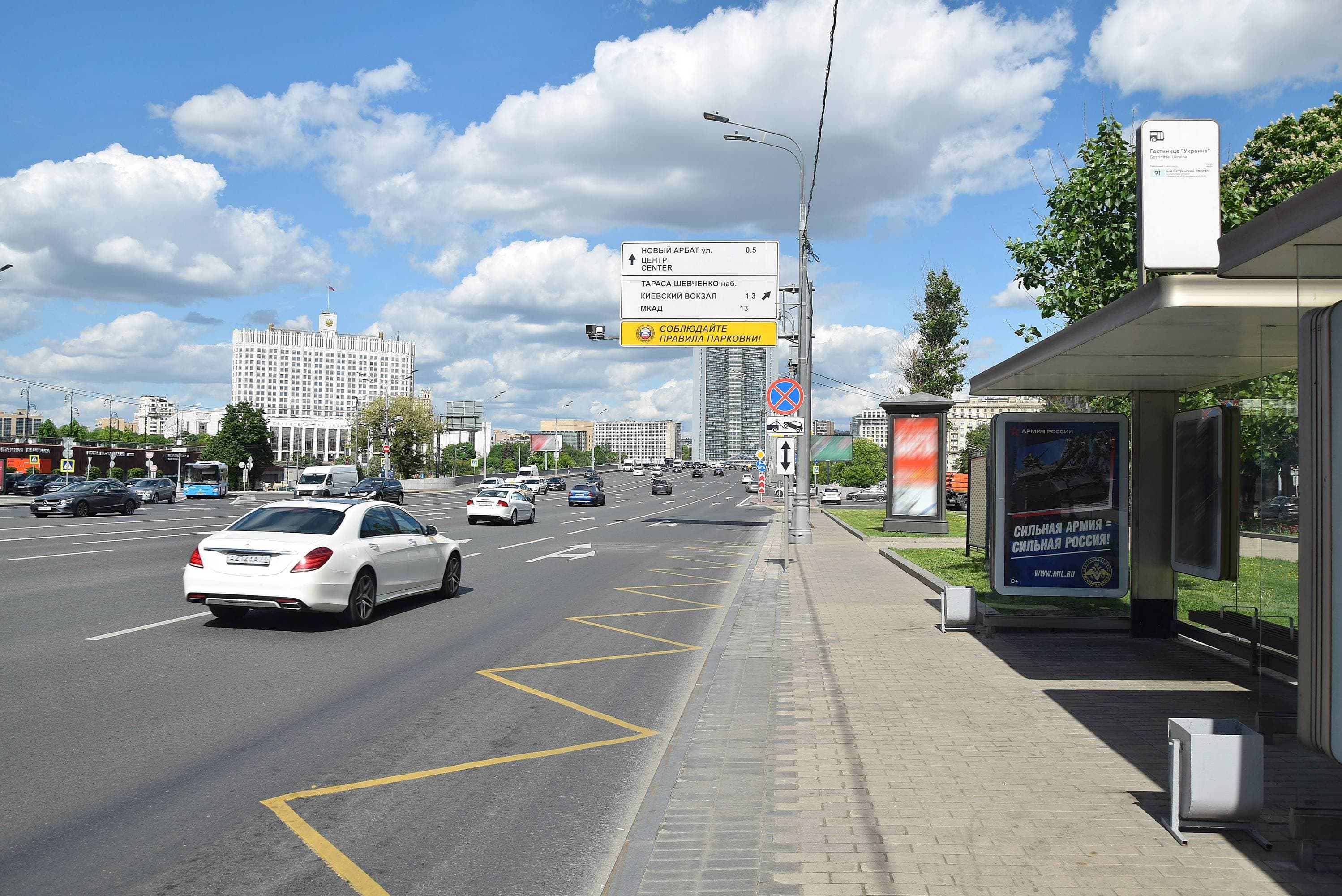 Москва. Кутузовский пр-т   5/3 - ост. "гостиница "Украина", в центр, поз. 2, сторона А