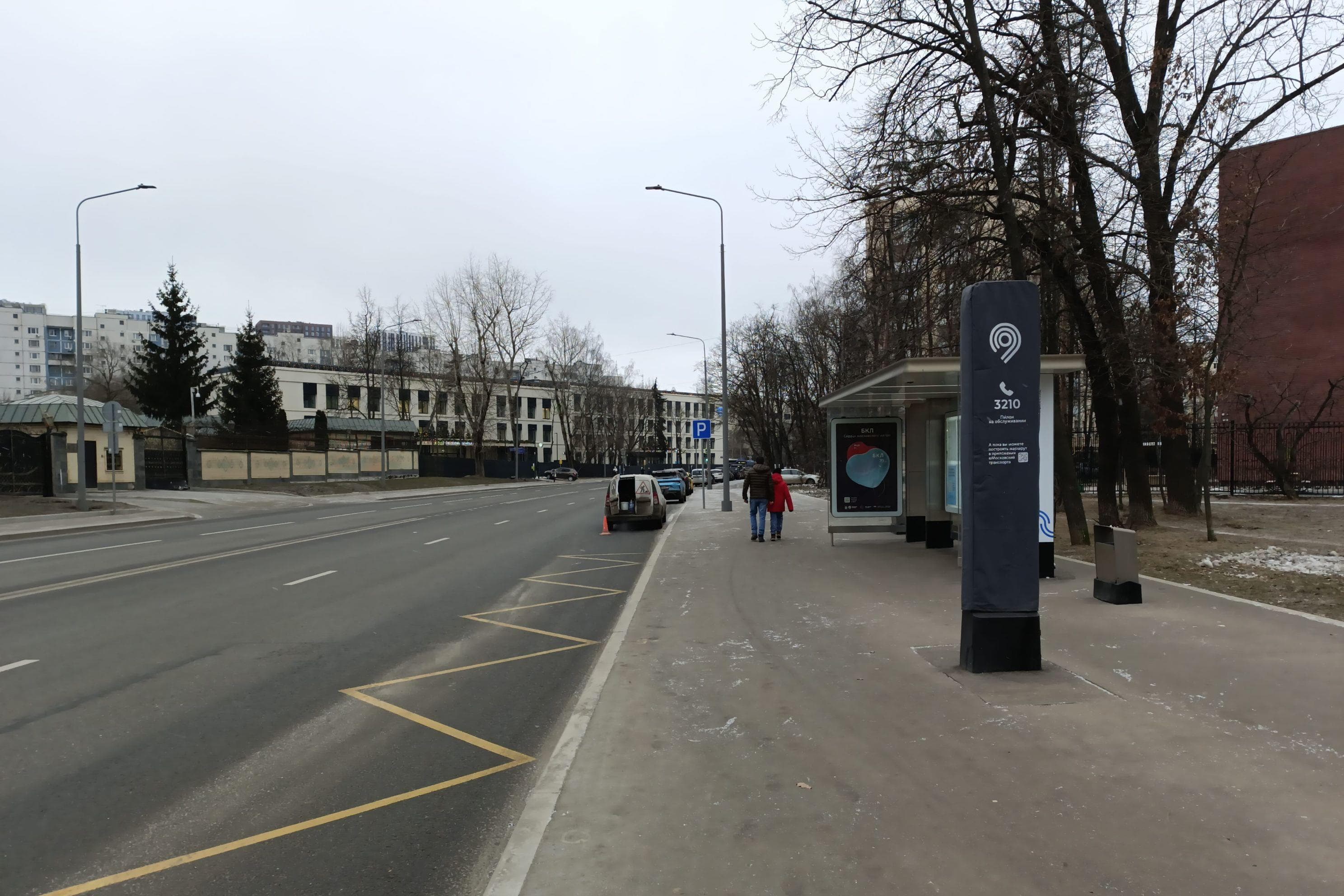 Москва. Новаторов улица, д.28 - ост. "Поликлиника №150" (из центра), сторона А