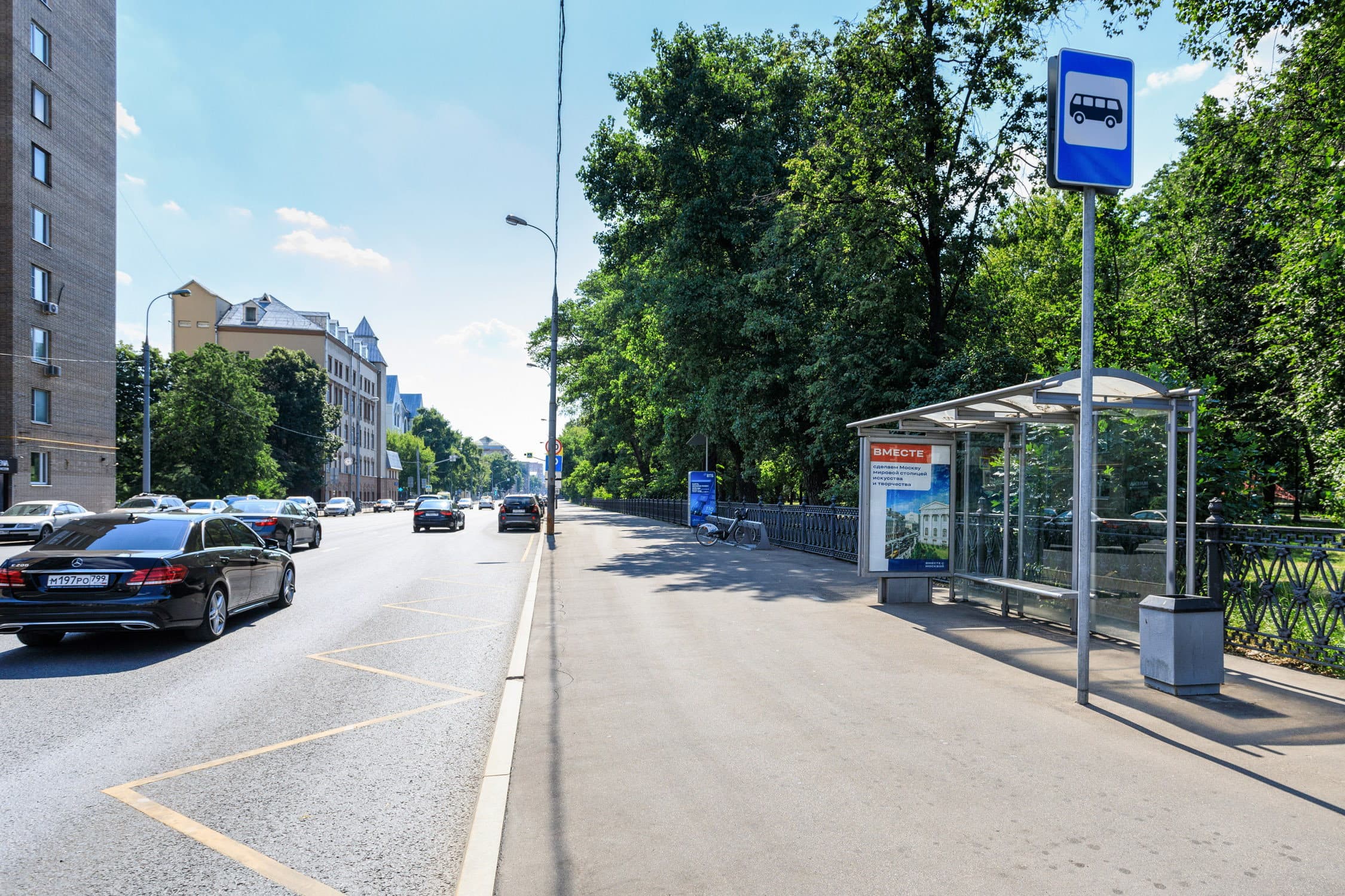 Москва. Пироговская Б. ул.   5  н-в - ост. "УЛ. ЛЬВА ТОЛСТОГО" (из центра), сторона А