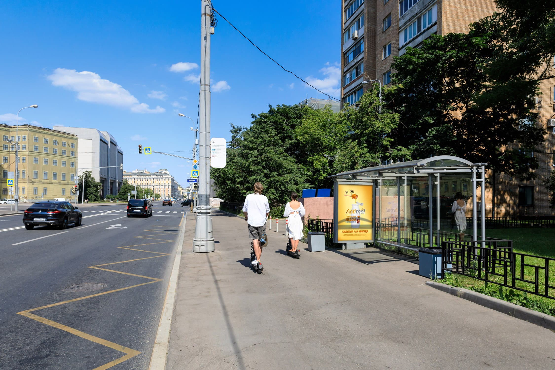 Москва. Пироговская Б. ул.   5 -  ост. "УЛ. ЛЬВА ТОЛСТОГО" (в центр), сторона А