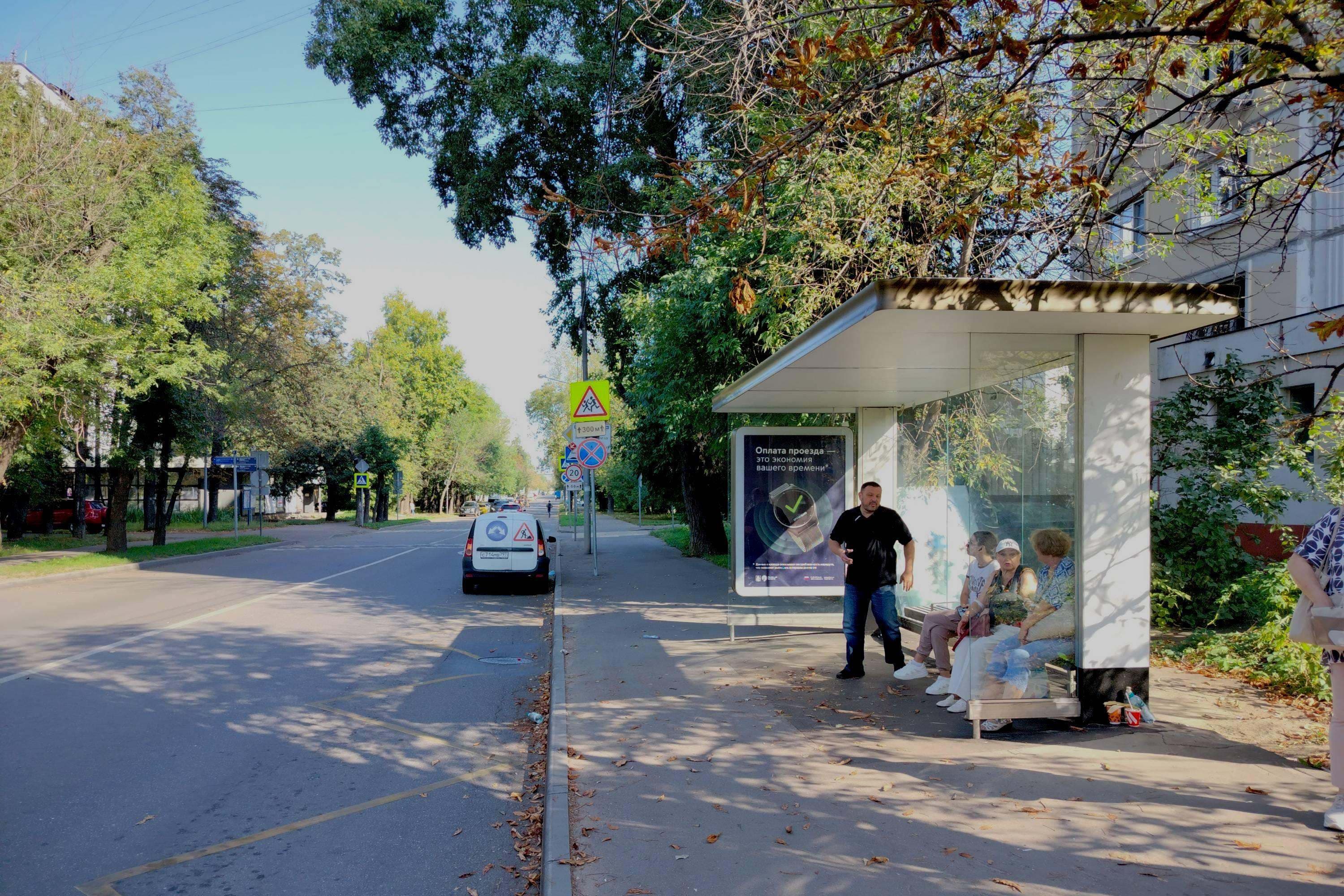 Москва. Плющева улица, д.15 - ост. "Поликлиника №73" (в центр), сторона А