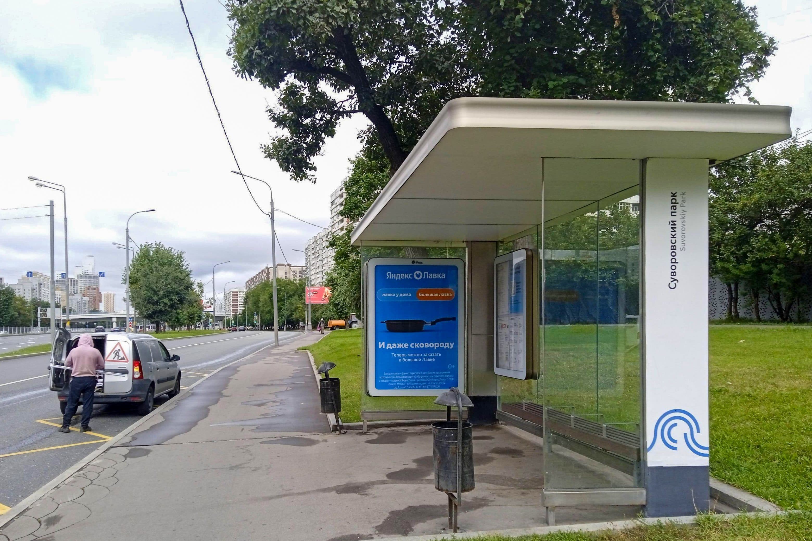 Москва. Рублевское ш.  12к1 - ост. "Суворовский парк", из центра, сторона А