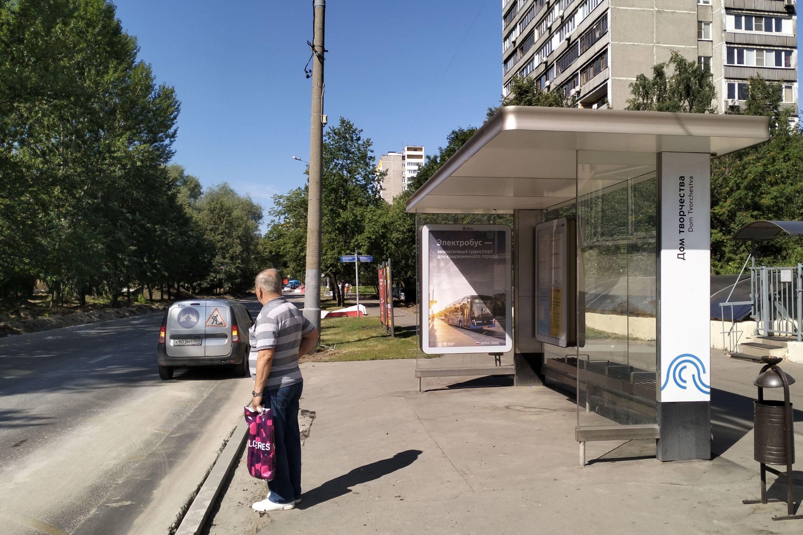 Москва. Северный бульвар, д.  15 - ост. "Дом творчества" (в центр), сторона А