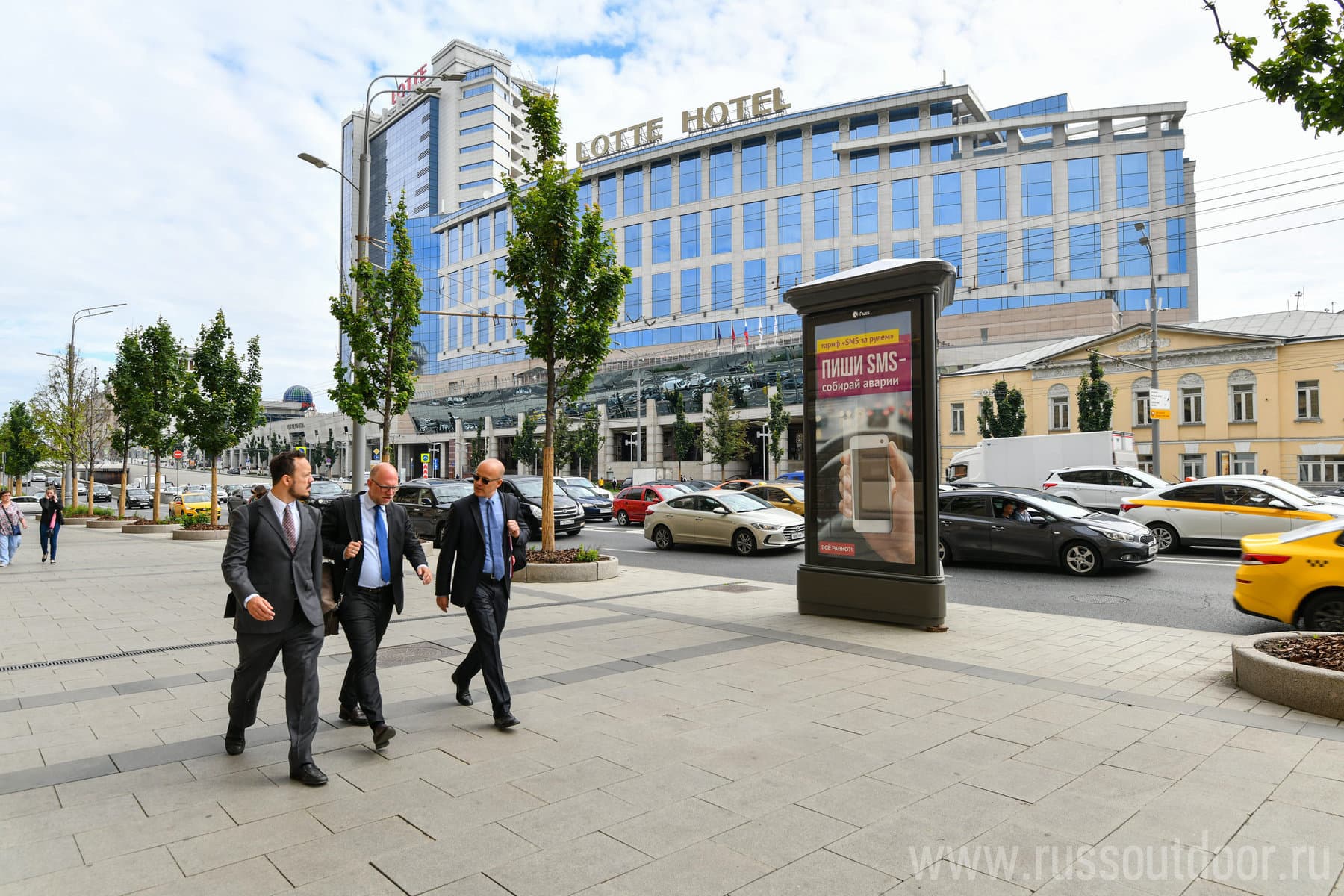 Реклама 1.4x3 по адресу Смоленская пл.  13/21 (м. "Смоленская", н-в отель "Lotte Plaza")