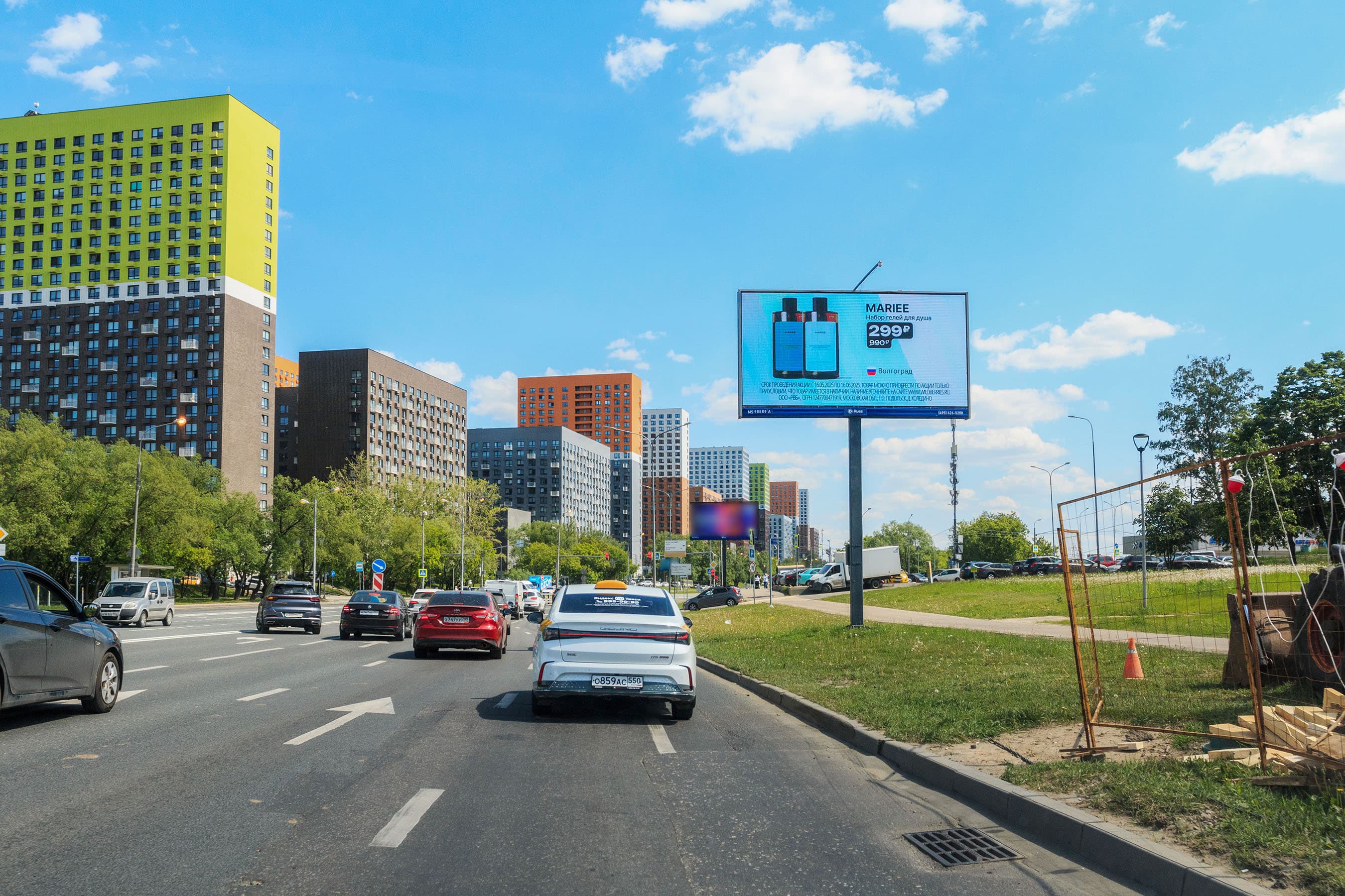 Москва. Боровское шоссе   2 напротив, (светофор), сторона А1