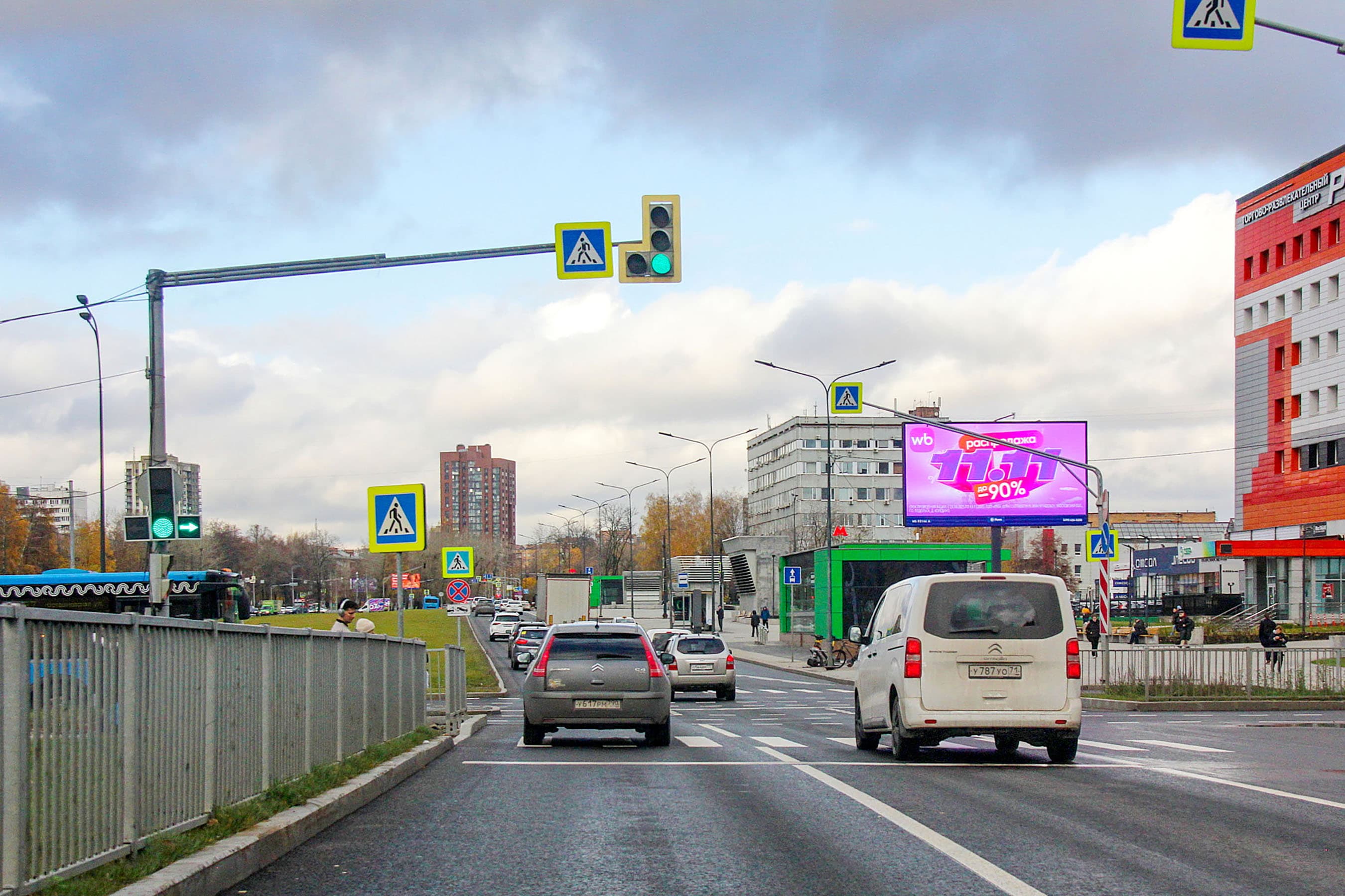 Москва. Дмитровское шоссе  98С, (светофор, м. "Яхромская"), сторона А1