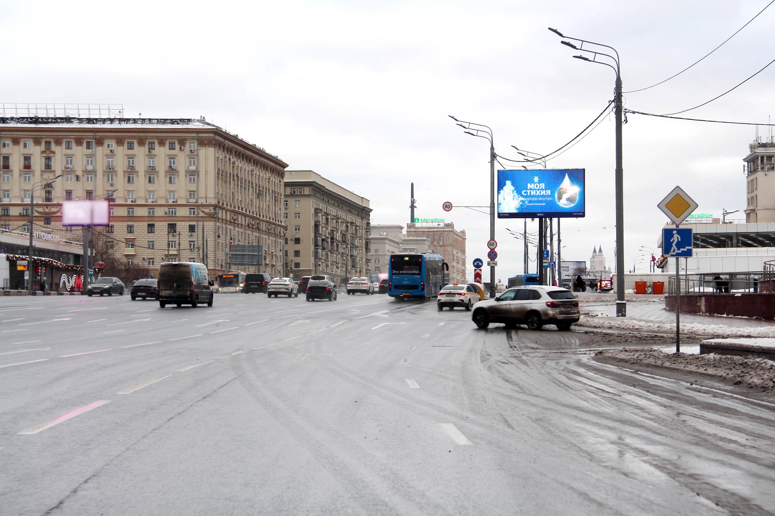 Москва. Кутузовский проспект  30, после съезда на ТТК, сторона А1