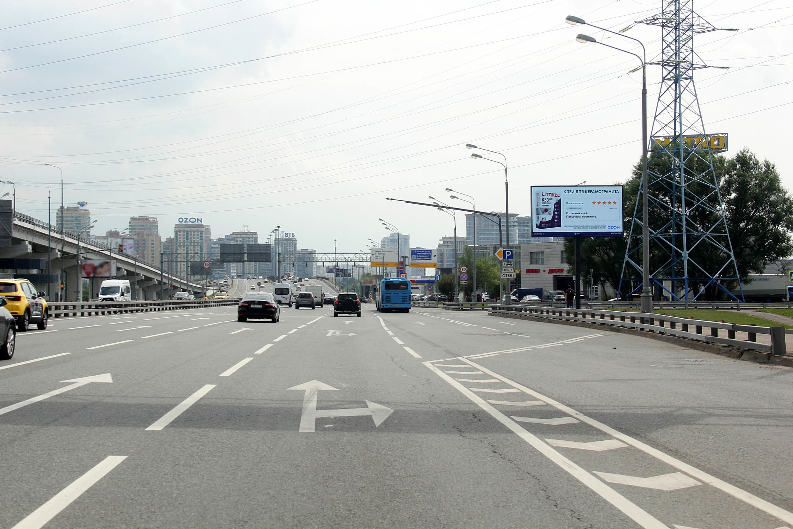 Москва. Ленинградское шоссе  71Б, 150 м после съезда с МКАД, ("Metro"), сторона А1