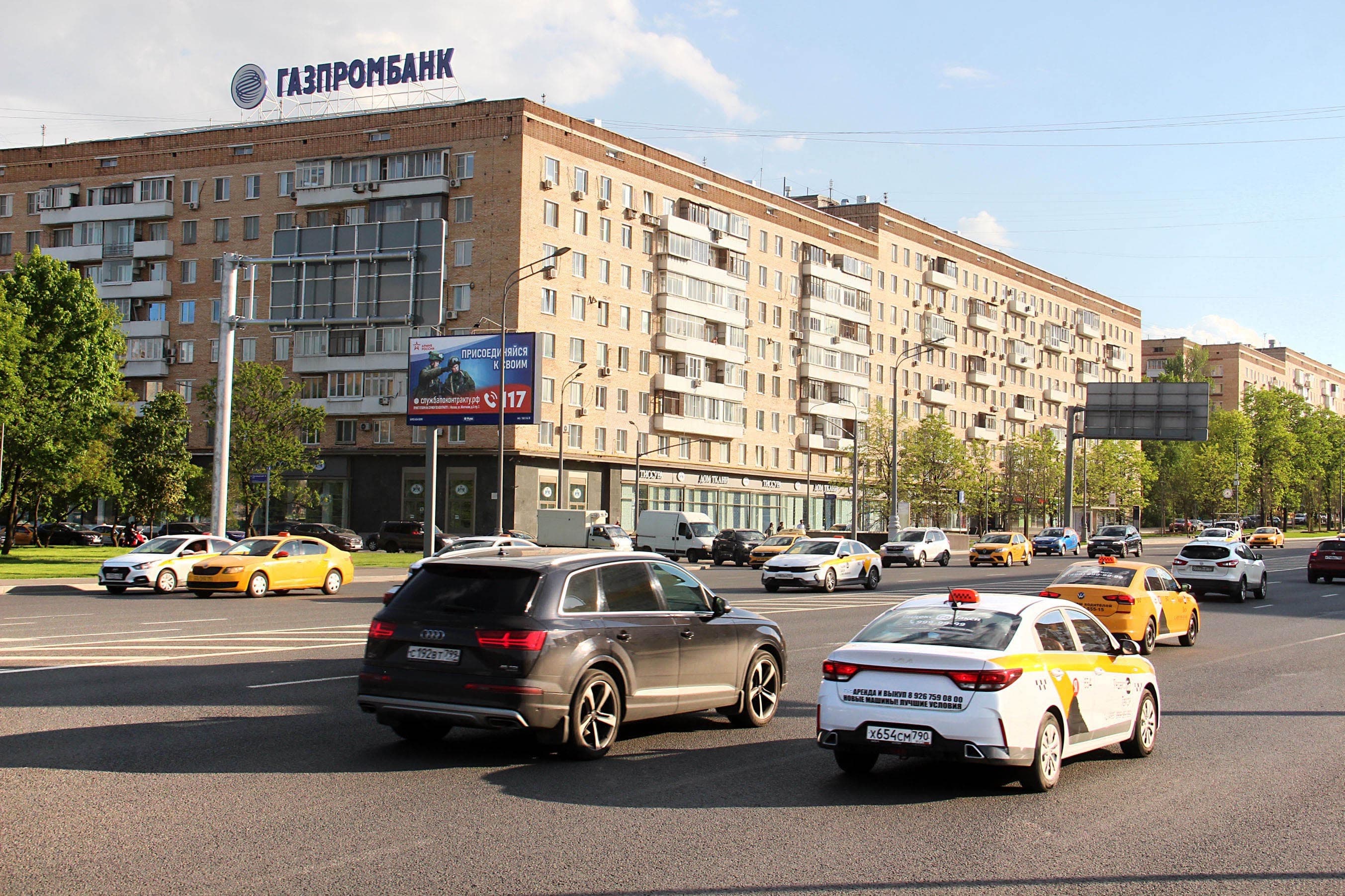 Москва. Ленинский пр-т  41, пл. Гагарина, 100 м до съезда на ТТК, сторона Б