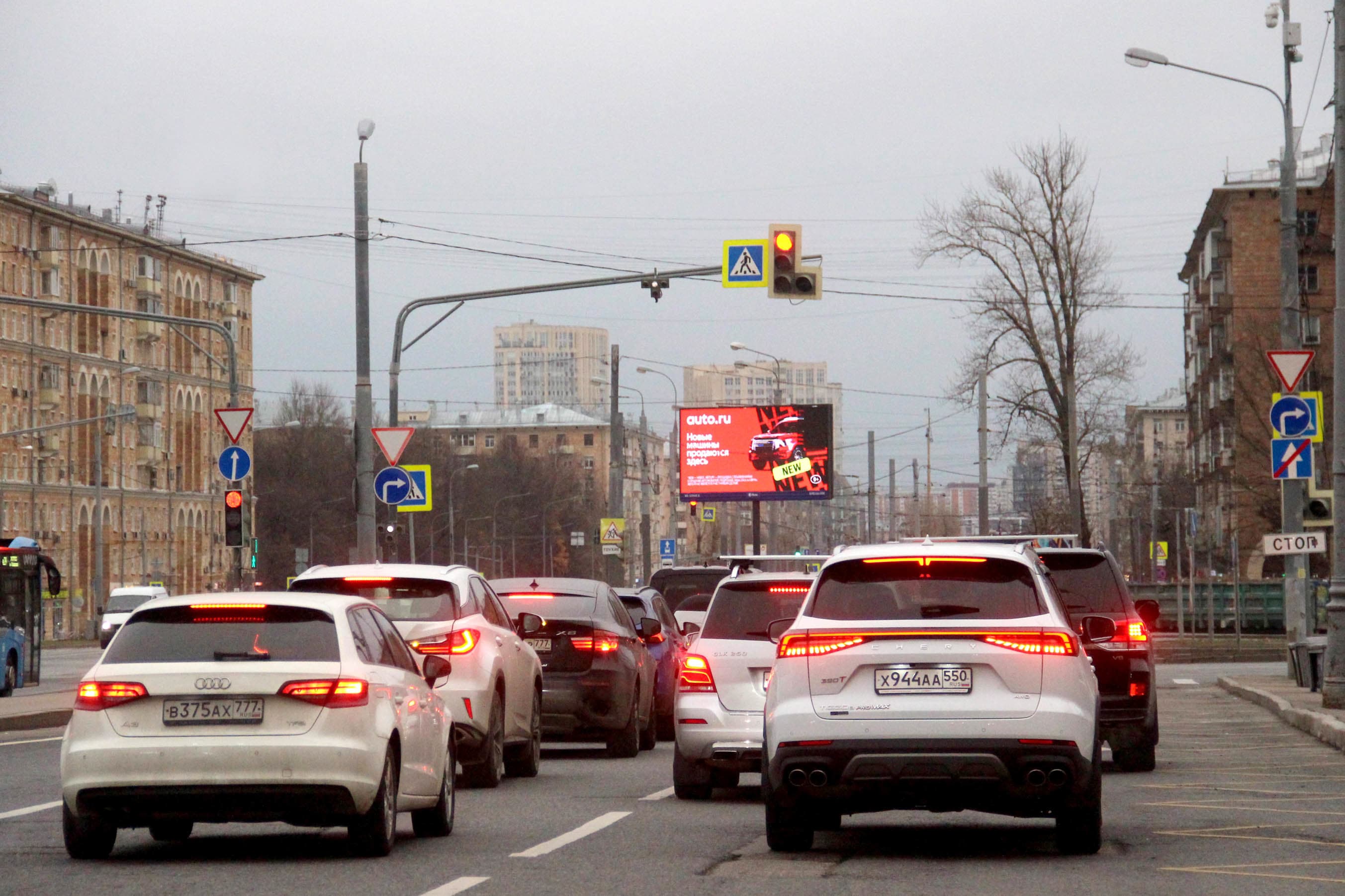 Москва. Ломоносовский проспект  23А, (светофор, м. "Университет"), сторона А1