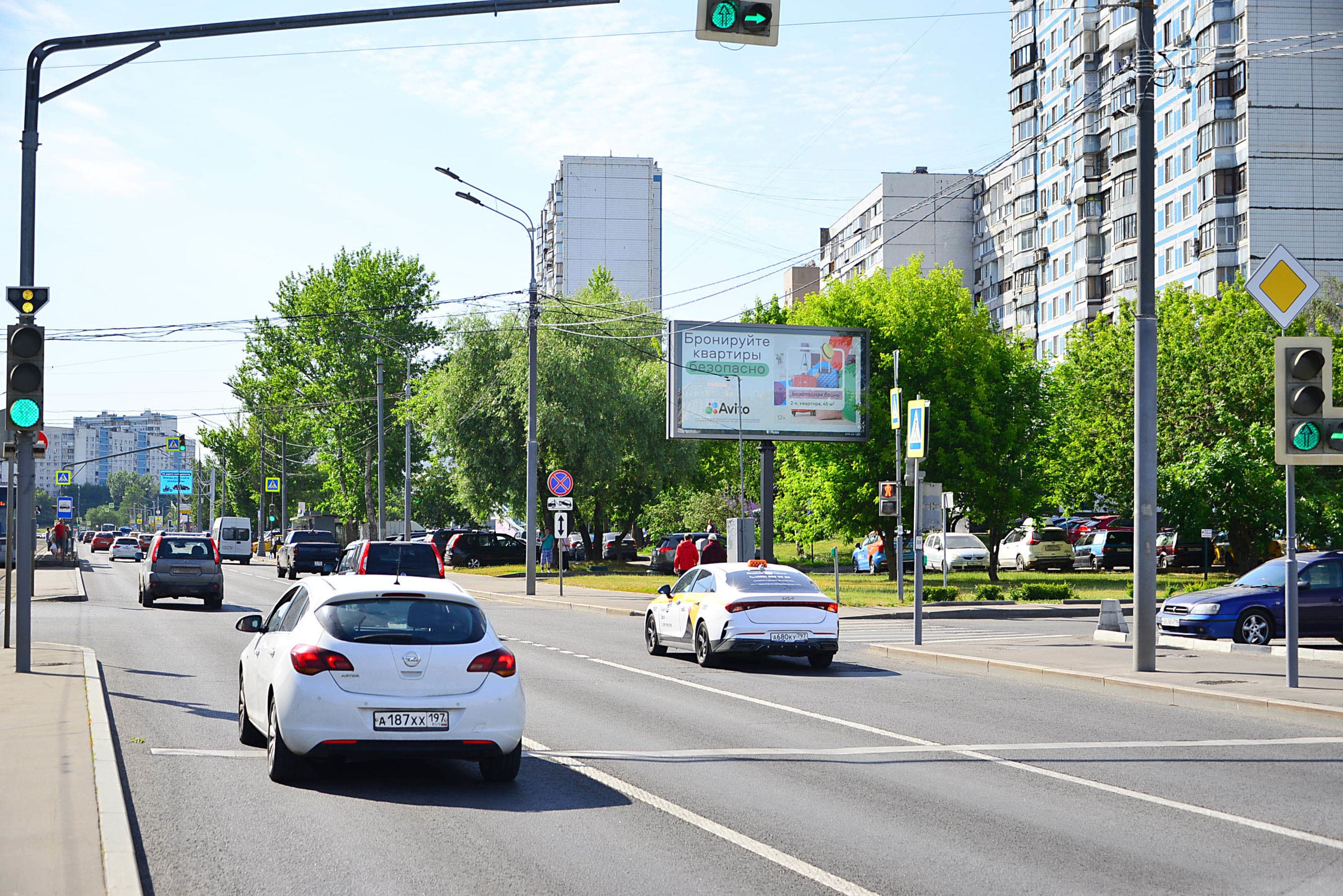 Москва. Строгинское ш., н-в д. 33к4 по ул. Исаковского (скроллер), (светофор), сторона А3