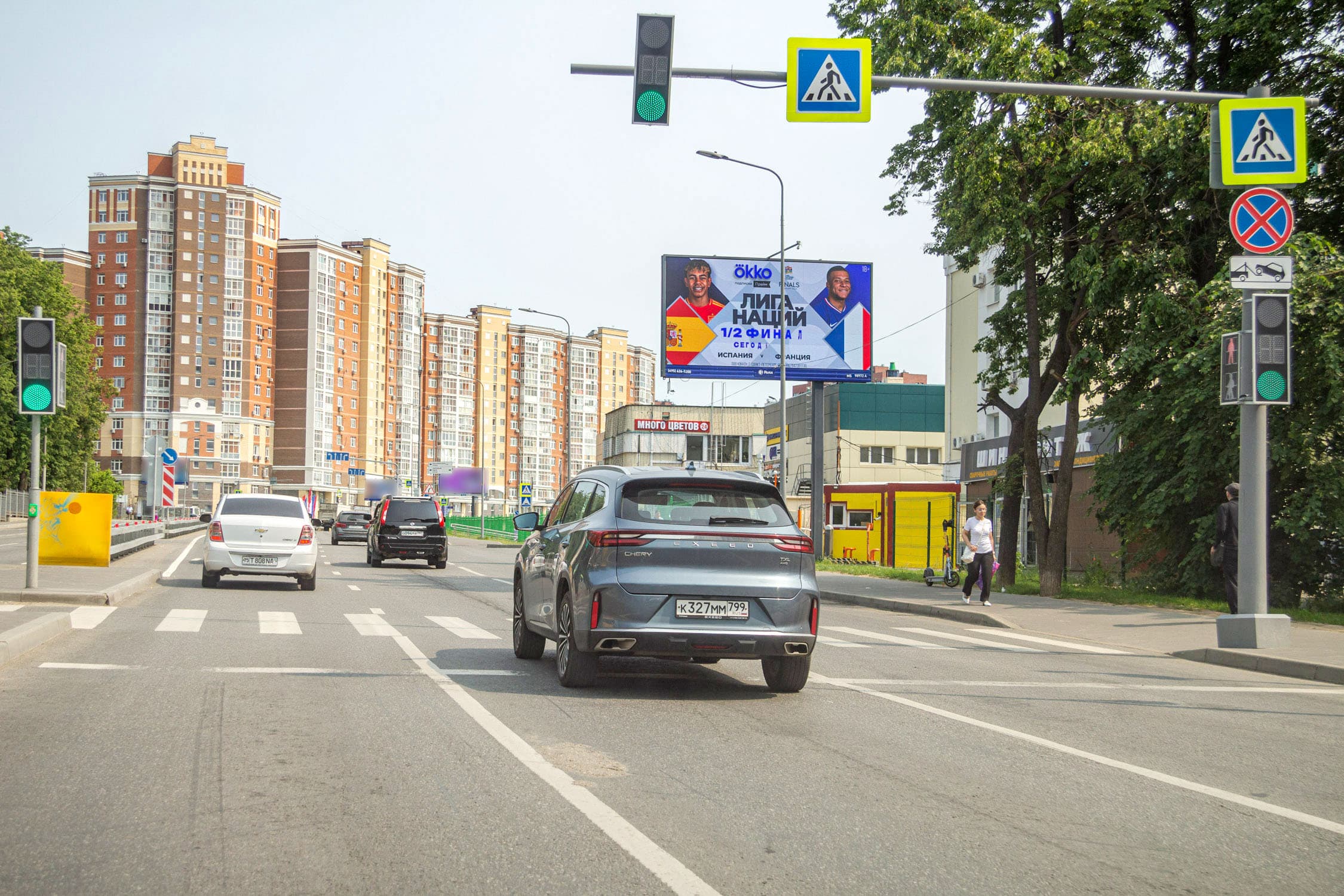 Москва. ТиНАО, п. Коммунарка, Александры Монаховой ул.  вл30с1, (светофор), сторона А1
