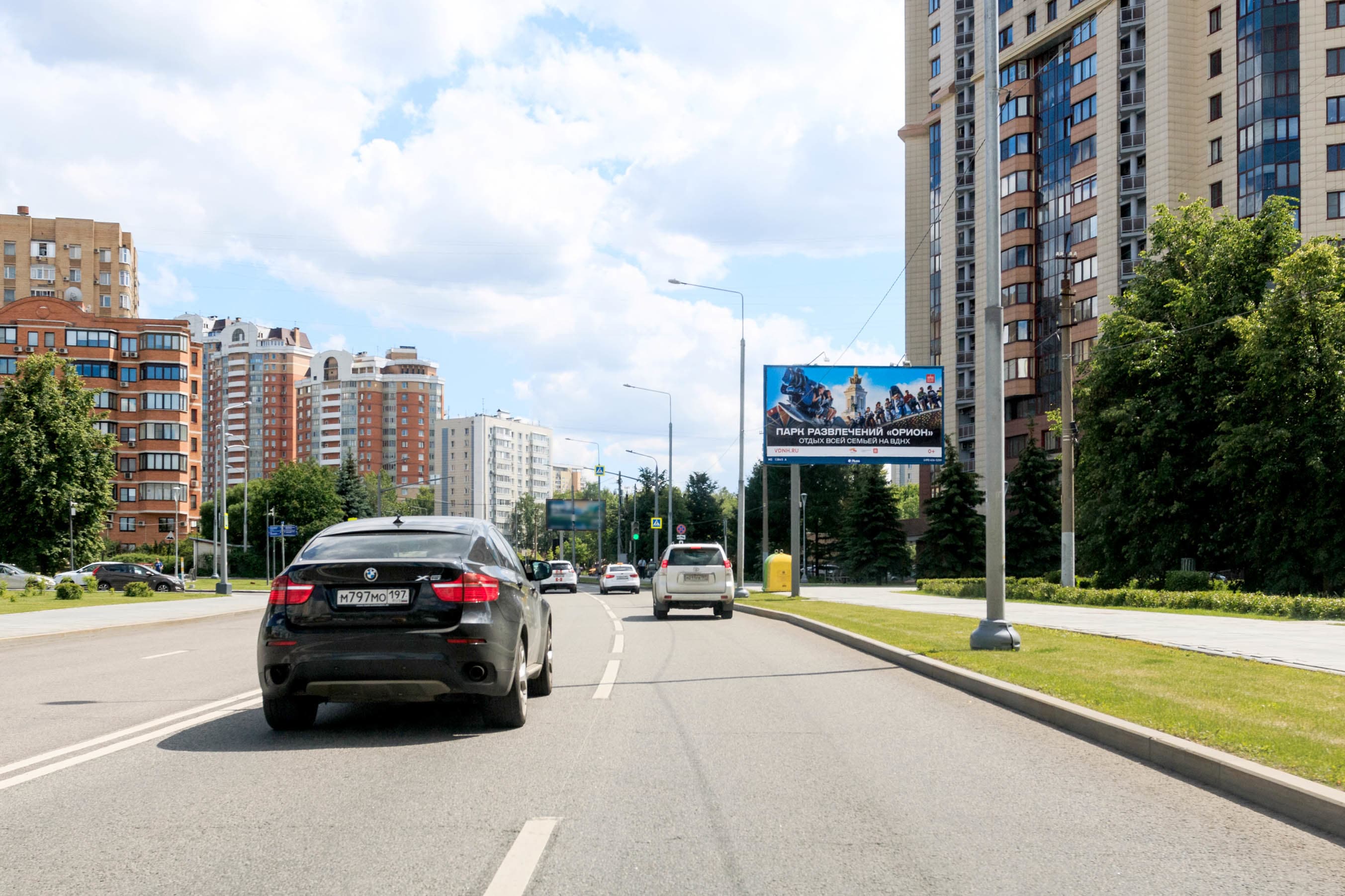Москва. Удальцова ул.  85к1, 250 м до Х с ул. Коштоянца (светофор), сторона А