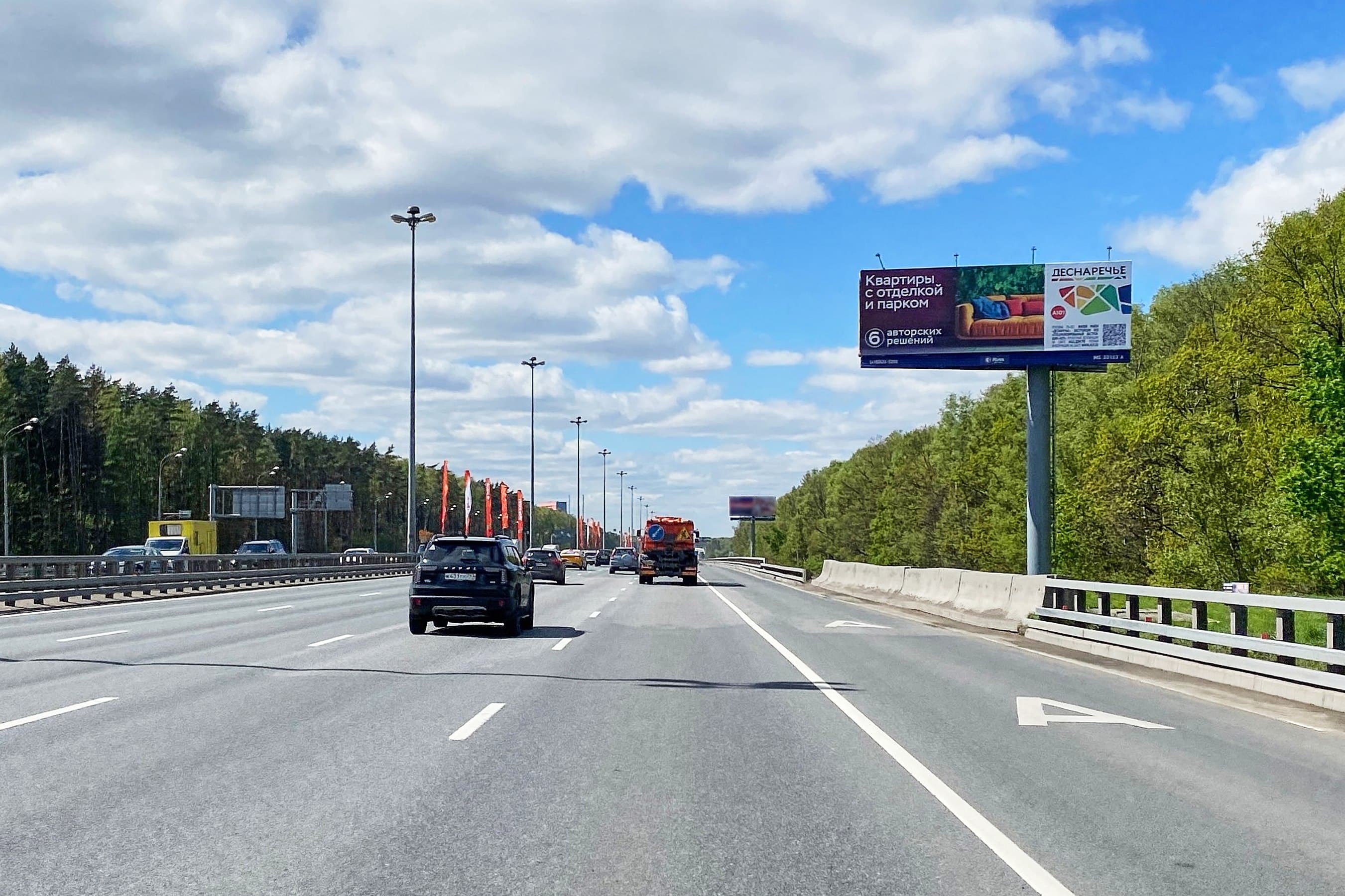 Москва. Киевское шоссе,   3,1 км от МКАД, ТиНАО, (ТЦ "Саларис"), сторона А