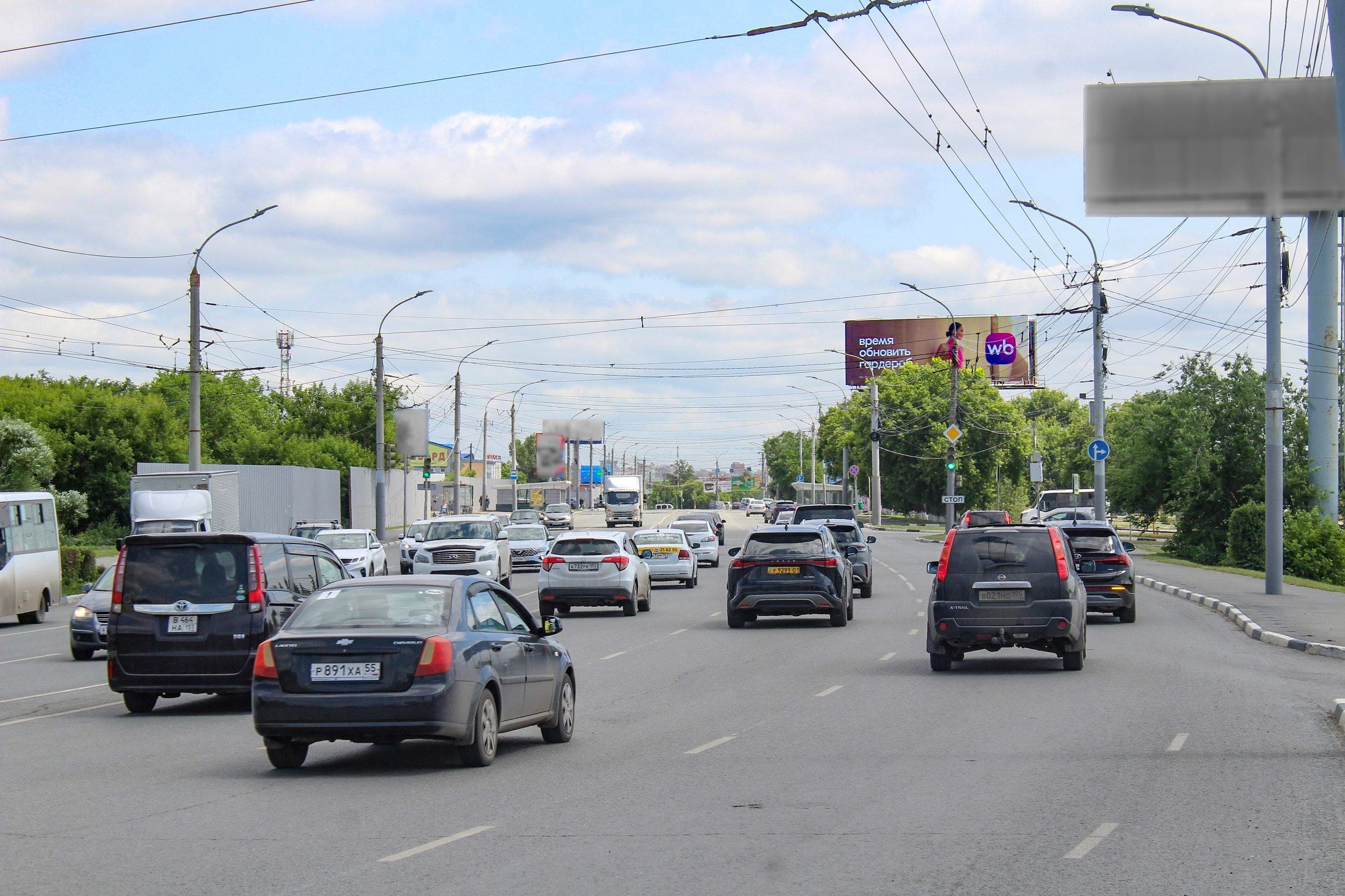 Омск. 70 лет Октября ул.  27, (светофор, ТЦ "Гипер Лента"), сторона А
