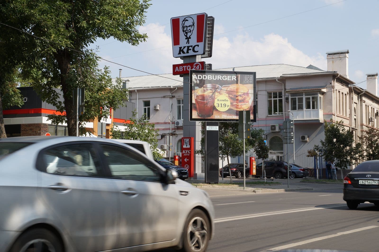 Реклама 2.7x3.7 по адресу Театральный, 77 (через дорогу)