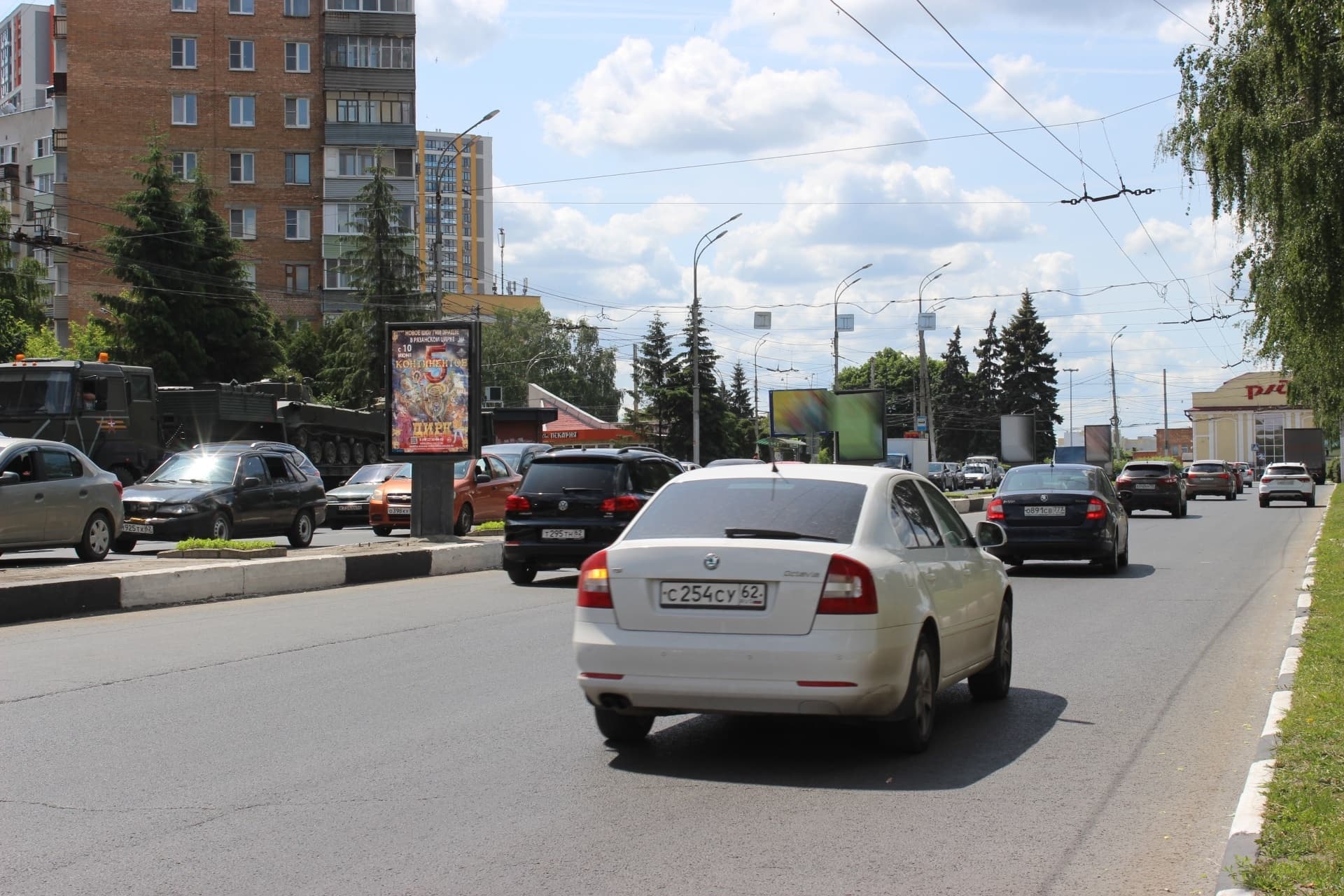 Реклама 1.2x1.8 по адресу Вокзальная ул., д. 97-101 н-в, поз. 2 (разделительная полоса)