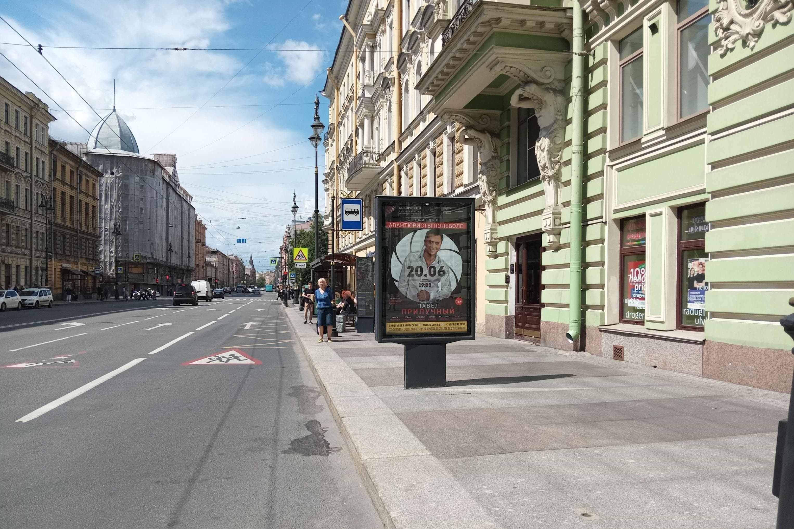 Санкт-Петербург. Кирочная ул.  32, (светофор, м. "Чернышевская"), сторона А1