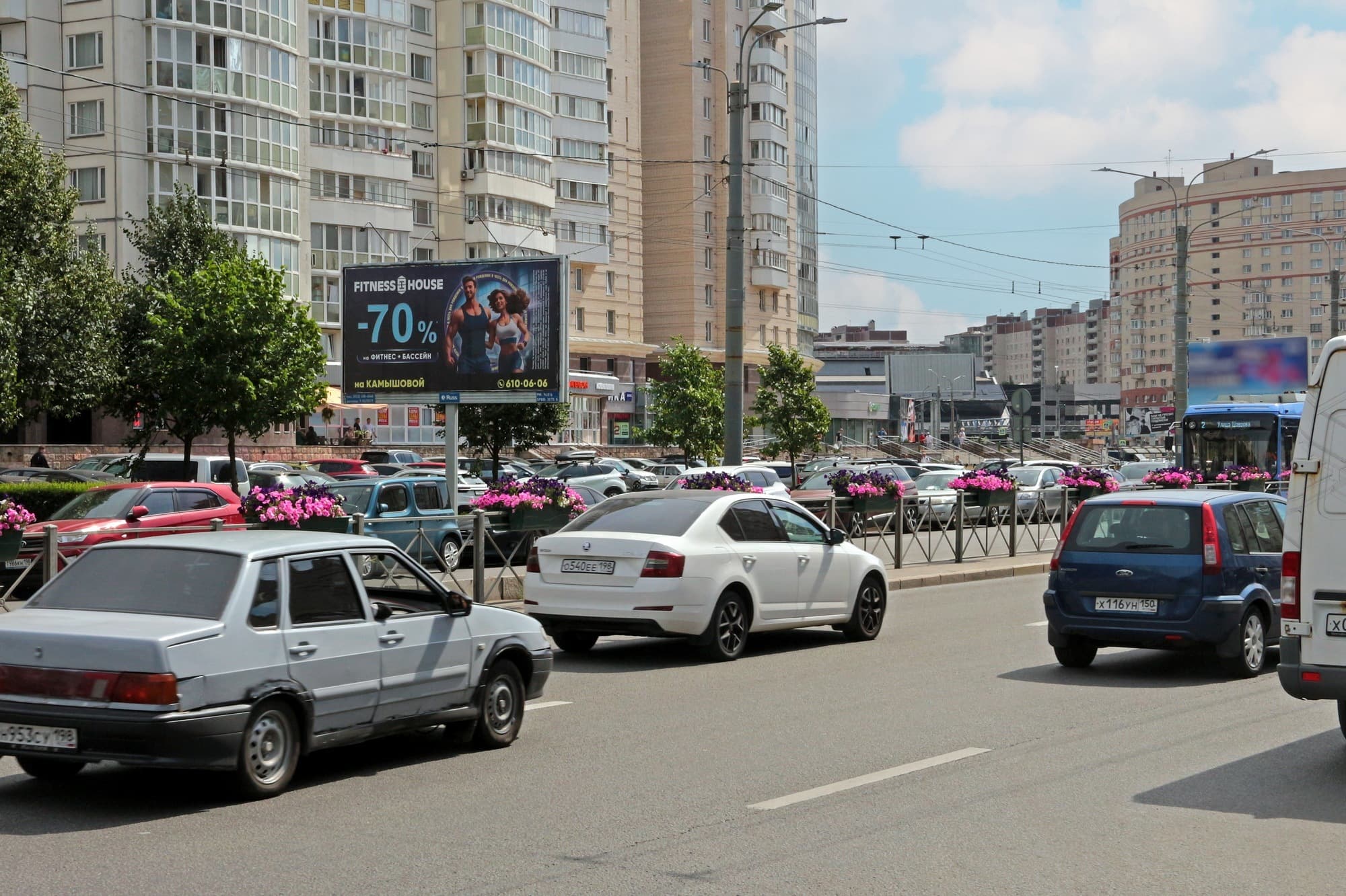 Санкт-Петербург. Комендантский пр. 14 к.1, напротив (к Комендантской пл.), сторона Б