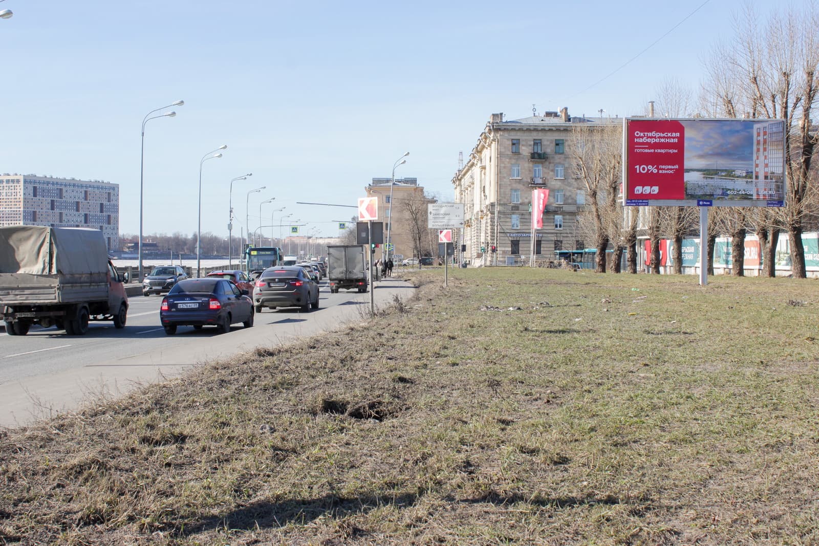 Санкт-Петербург. Октябрьская наб. 102АМ напротив, (светофор), сторона А