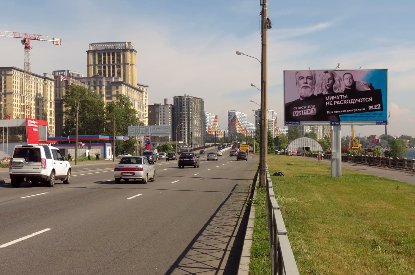 Санкт-Петербург. Октябрьская наб. 38 БЗ, напротив (из центра) DIGITAL, сторона А1