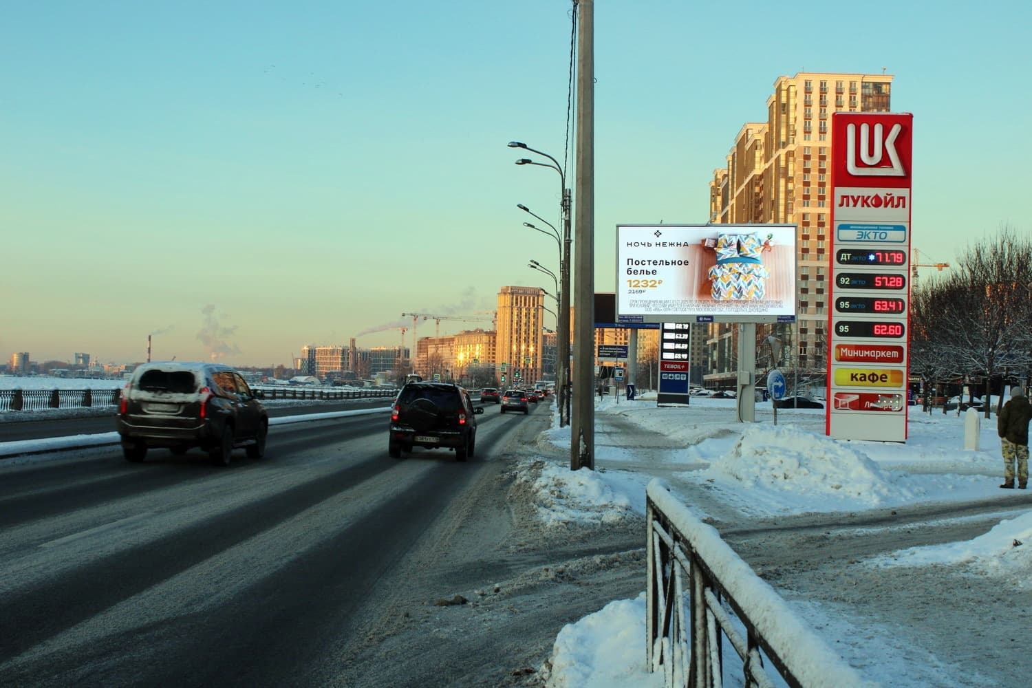 Санкт-Петербург. Октябрьская наб. 46 к.2 / АЗС "Лукойл" (в центр), сторона А1