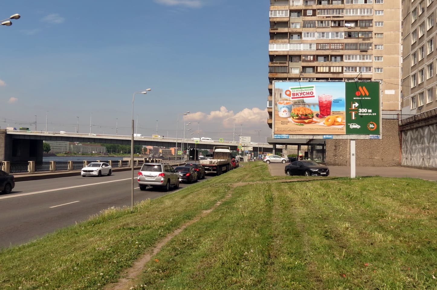Санкт-Петербург. Октябрьская наб.  70к1, 150 м до съезда на ул. Народная, сторона А