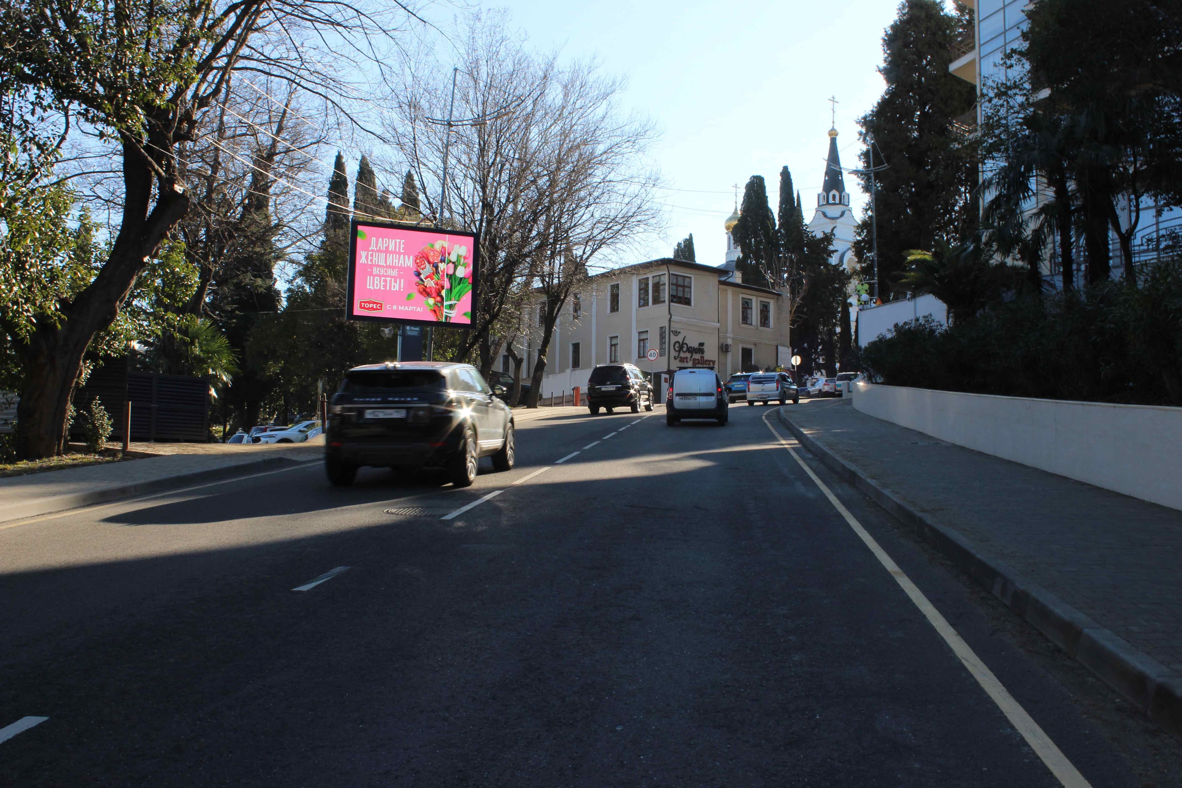 Реклама 2.7x3.7 по адресу Москвина ул., 6, подъем к церкви, поз. 3 слева (Digital)