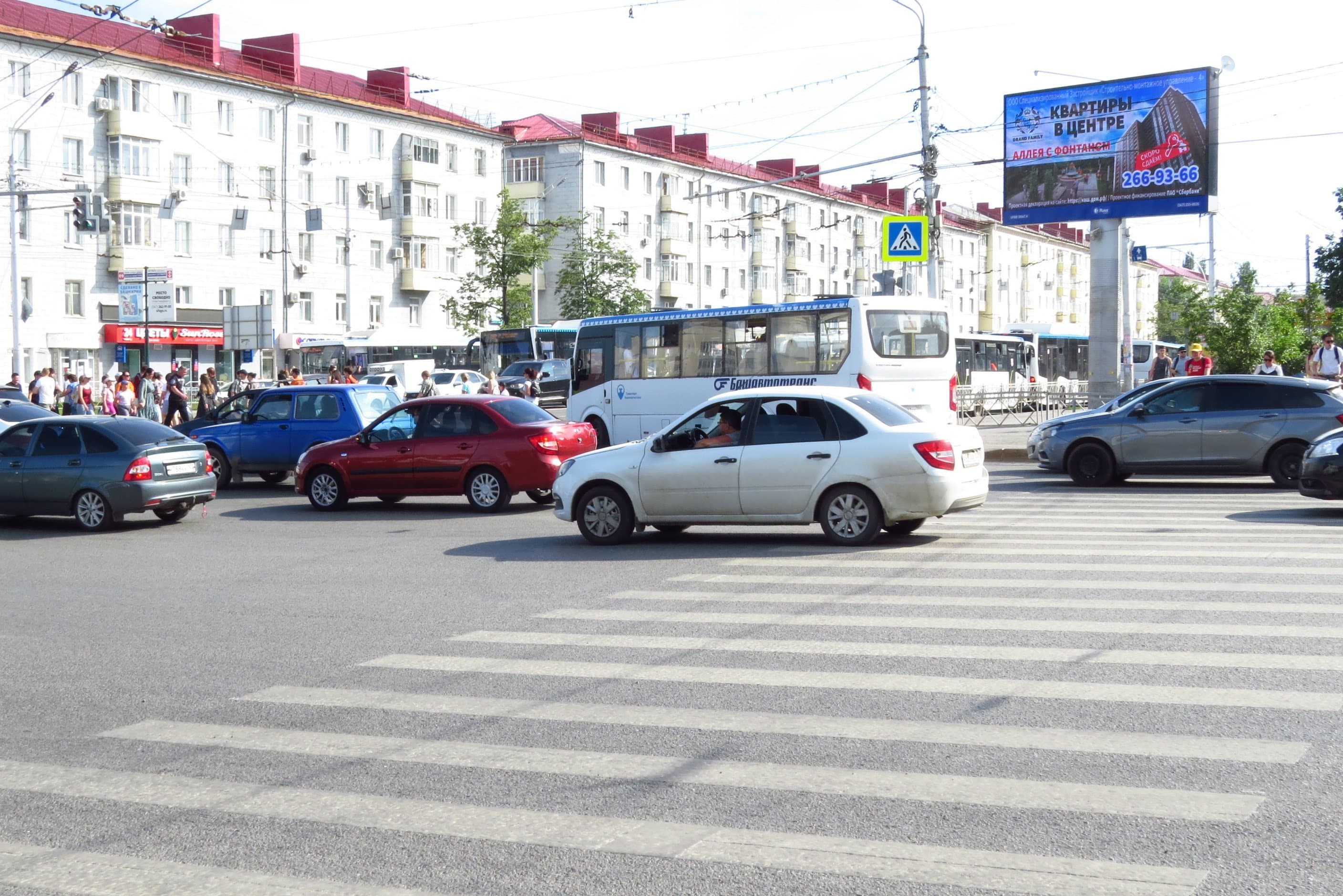 Уфа. Проспект Октября, рядом со зданием №21Б (Digital), сторона А1