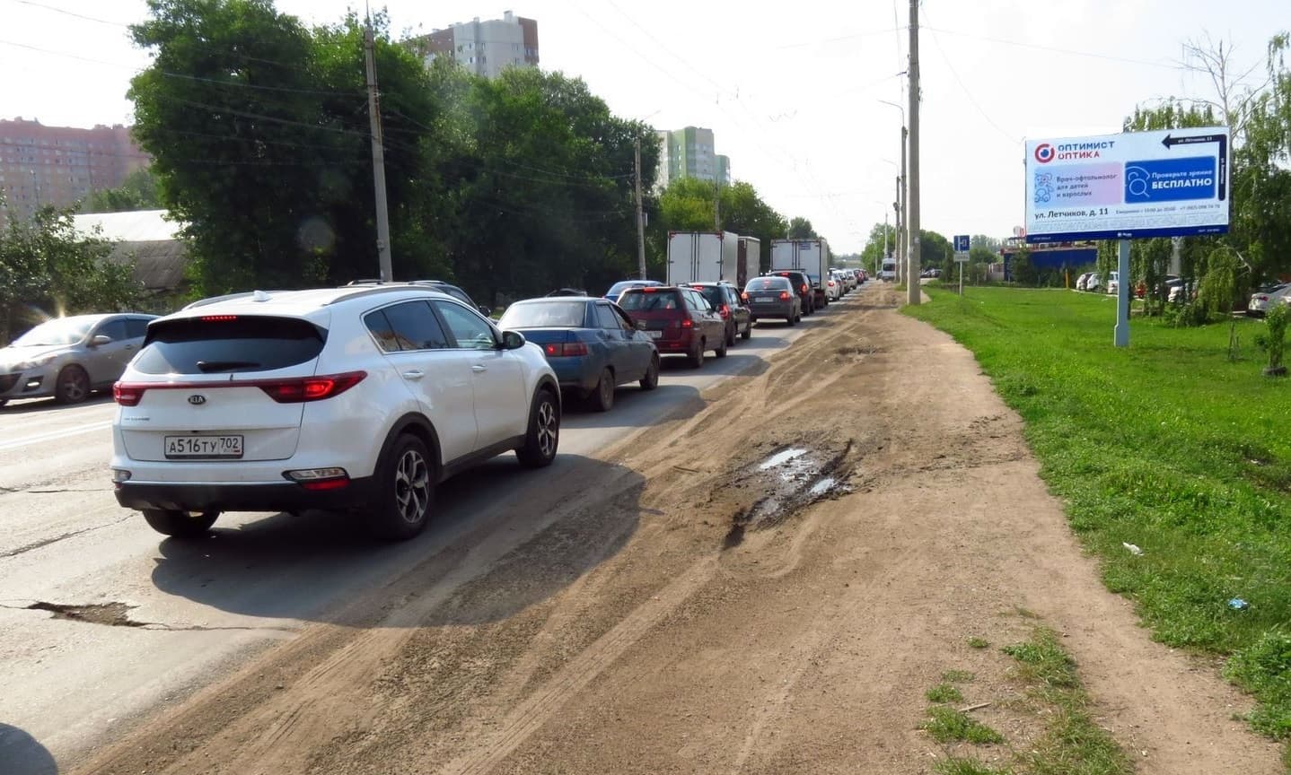 Уфа.  ул. Ахметова, рядом со зданием № 390, сторона А
