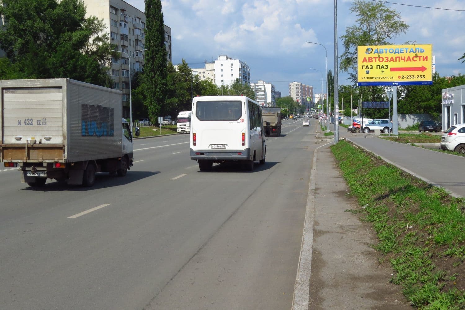 Уфа.  ул. Комсомольская, между зданиями № 54 и №58, сторона А