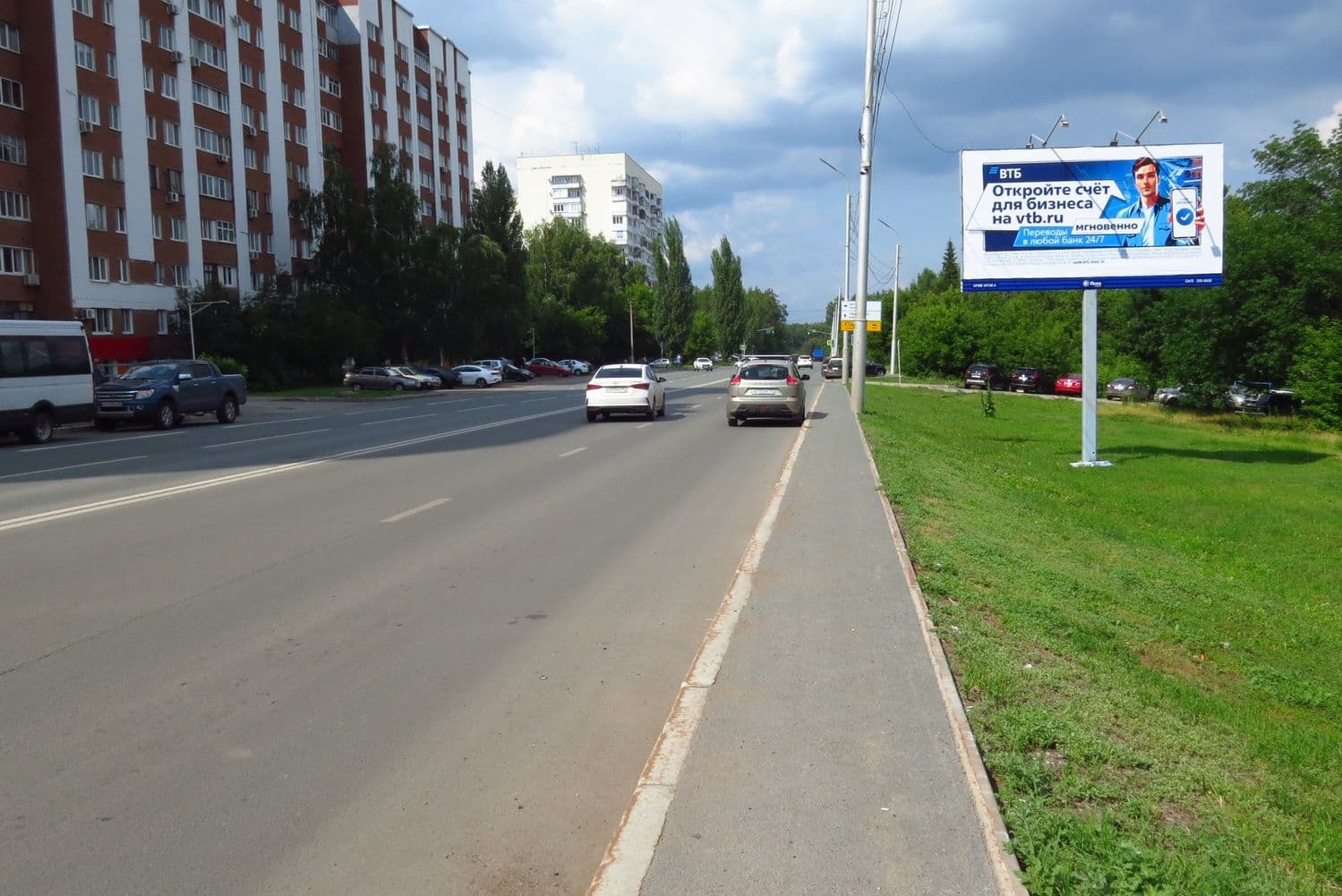 Уфа.  ул. Российская, рядом со зданием №9, сторона А