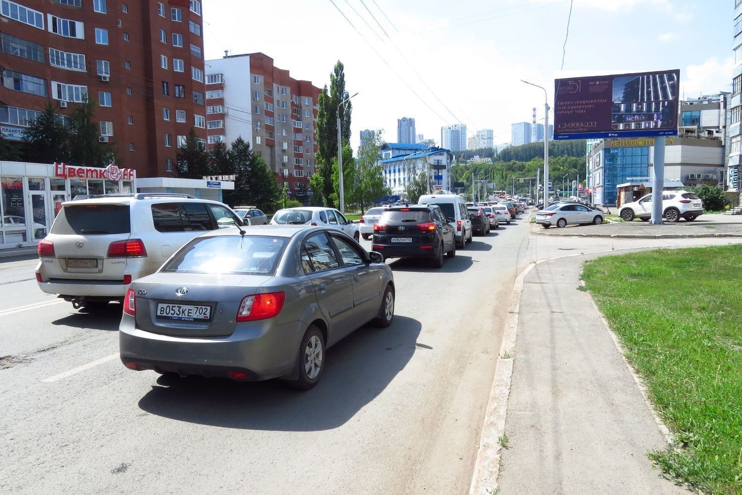 Уфа.  ул. Юрия Гагарина, рядом со зданием №1, сторона А