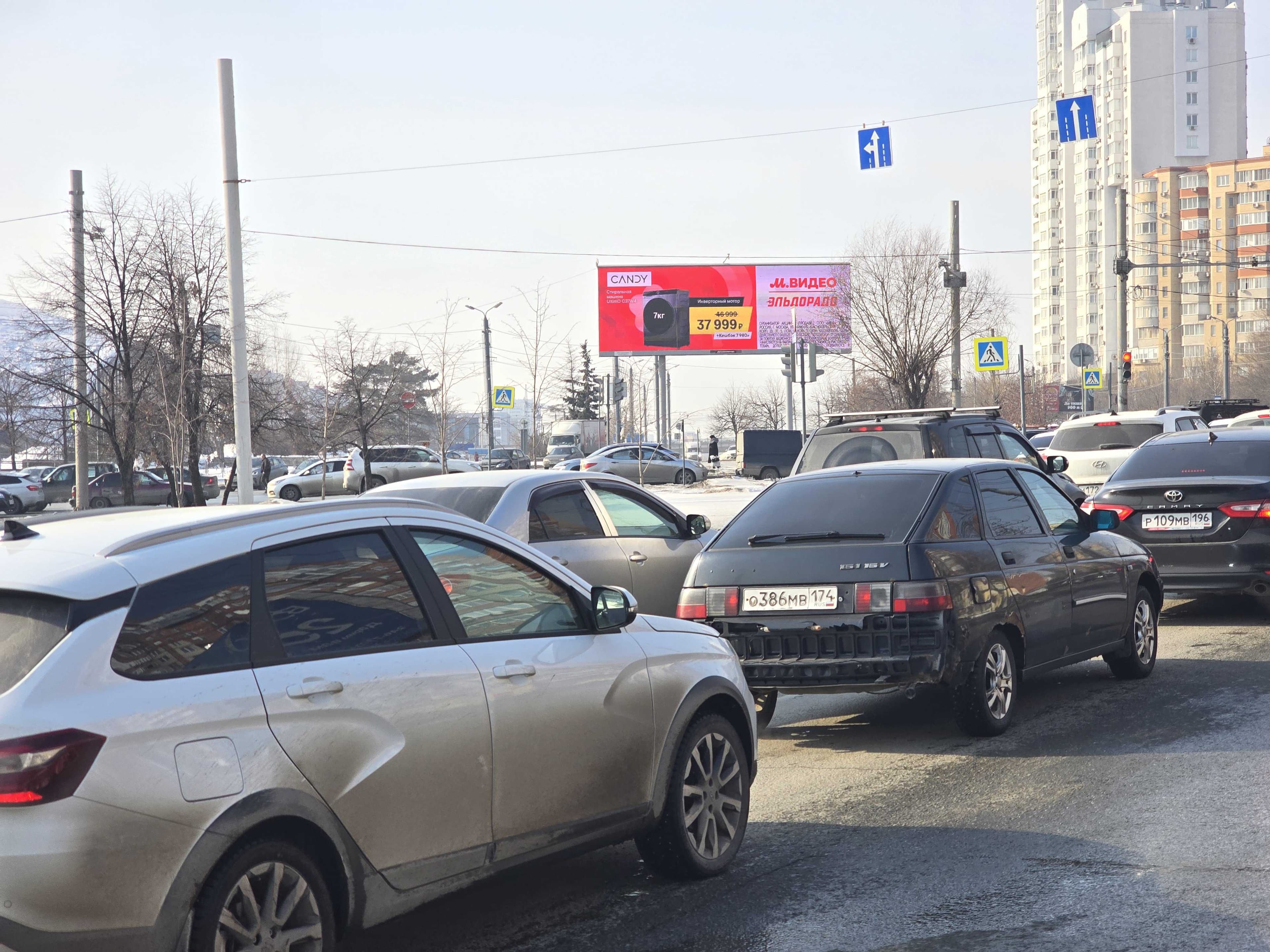 shit 3x6 Реклама big по адресу Бр. Кашириных ул., Каслинская ул., в разд. полосе, (Торговый центр)