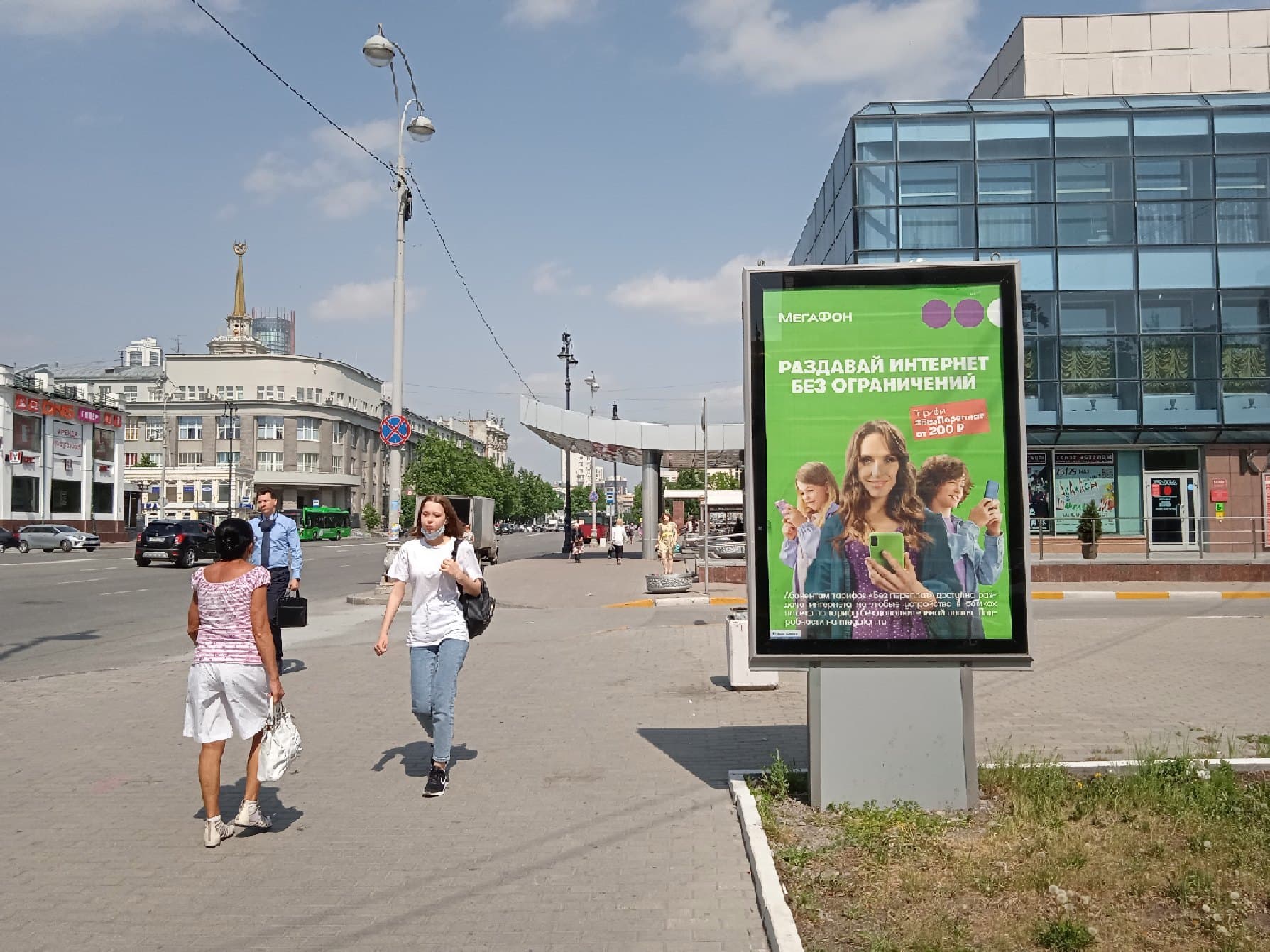 shit 3x6 Реклама 1.2x1.8 по адресу 8 Марта ул. 15 - Малышева ул., Театр Эстрады поз. 2 (роллер 1,2х1,8)