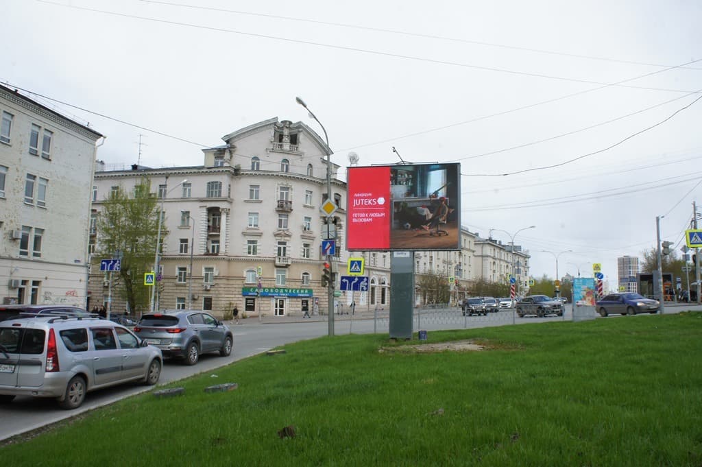 shit 3x6 Реклама 2.7x3.7 по адресу Долорес Ибаррури ул./ Крылова ул. (в центр), выставочный комп. "Синара Центр", мебельный гиперм. "Эма", (Digital)