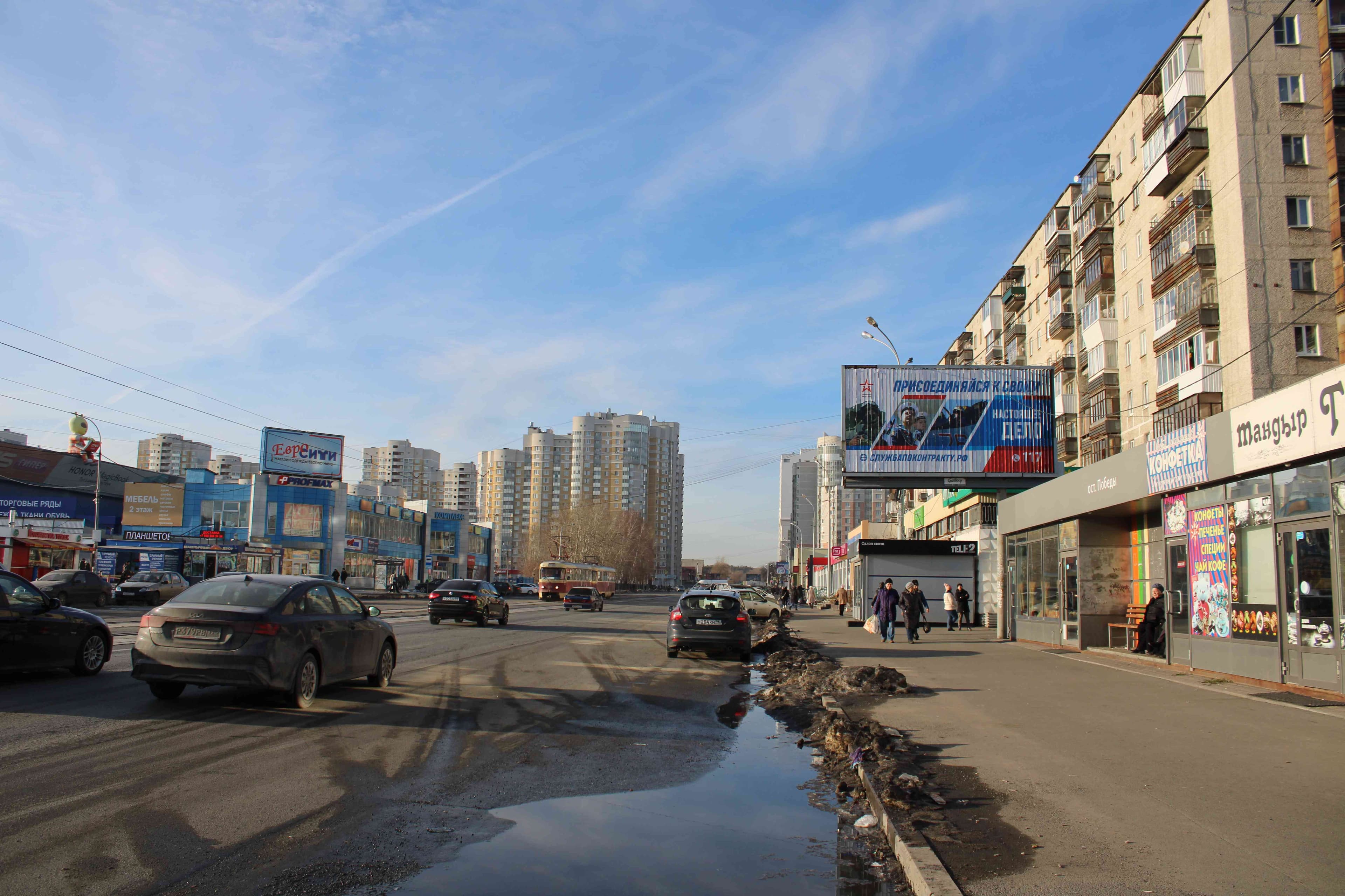 Победы ул. (у дома № 94) / Ломоносова ул., рынок "Уралмашевский", ТЦ "Дом" (призматрон), сторона А1 Екатеринбург. Победы ул. (у дома № 94) / Ломоносова ул., рынок "Уралмашевский", ТЦ "Дом" (призматрон), сторона А1