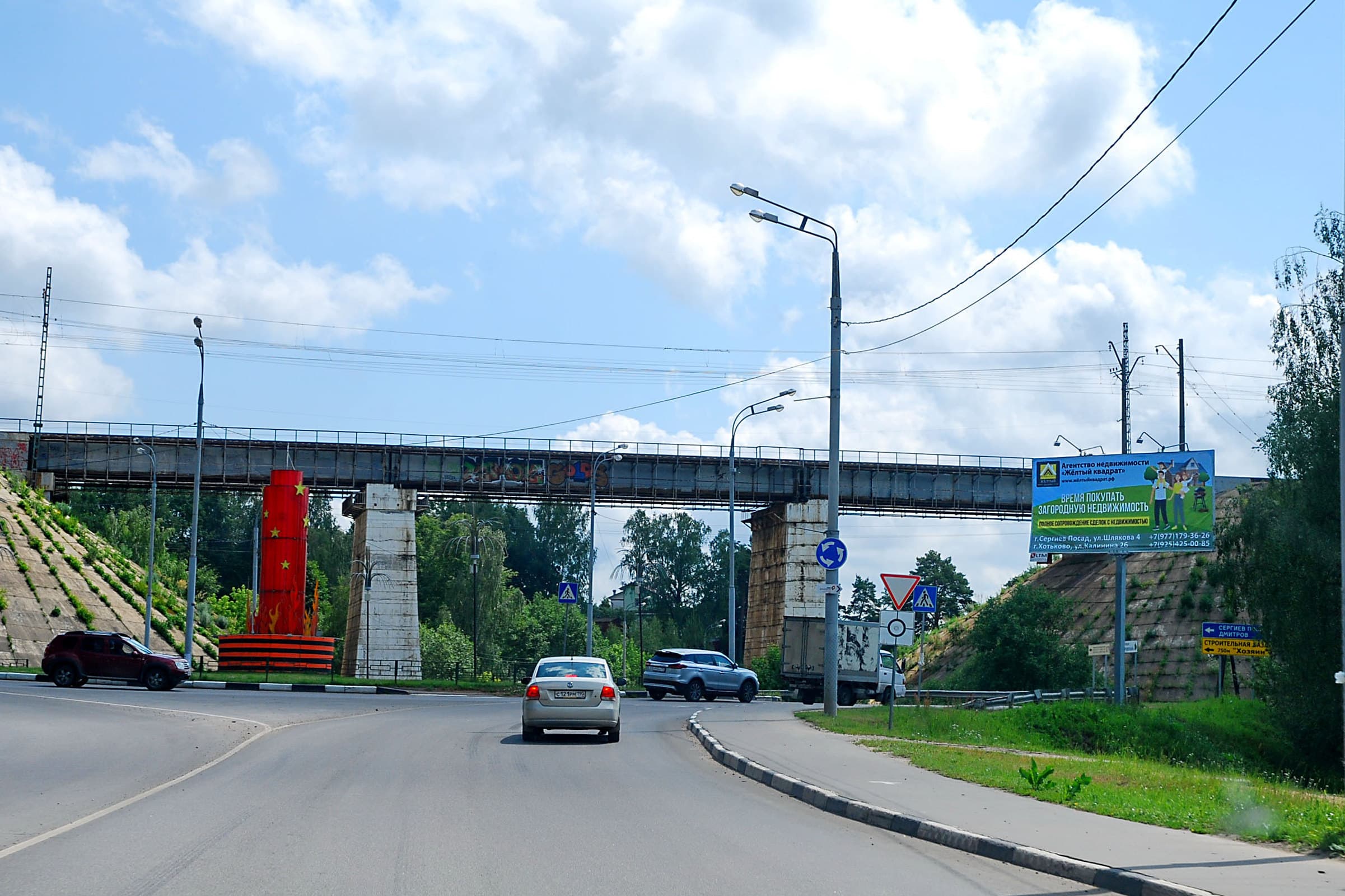 shit 3x6 Реклама 3x6 по адресу Сергиево-Посадский г.о., Хотьково, 1-я Овражная ул., круг Х с ул. Горчакова и 1-й Больничной ул.