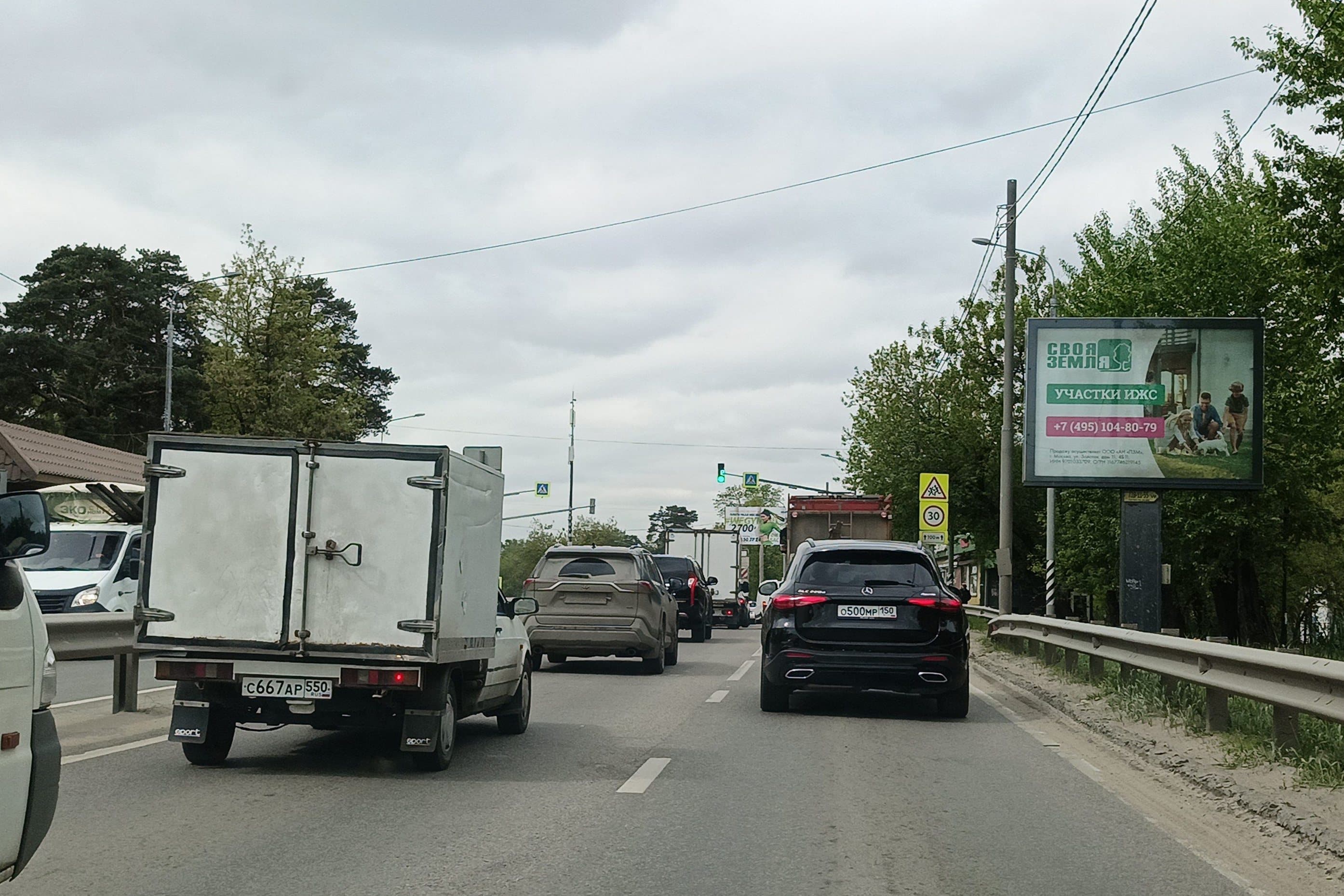 shit 3x6 Реклама 2.7x3.7 по адресу пос. Томилино, ул. Гаршина, в конце дома 9А/2, перед съездом (левая сторона по ходу движения из Москвы)