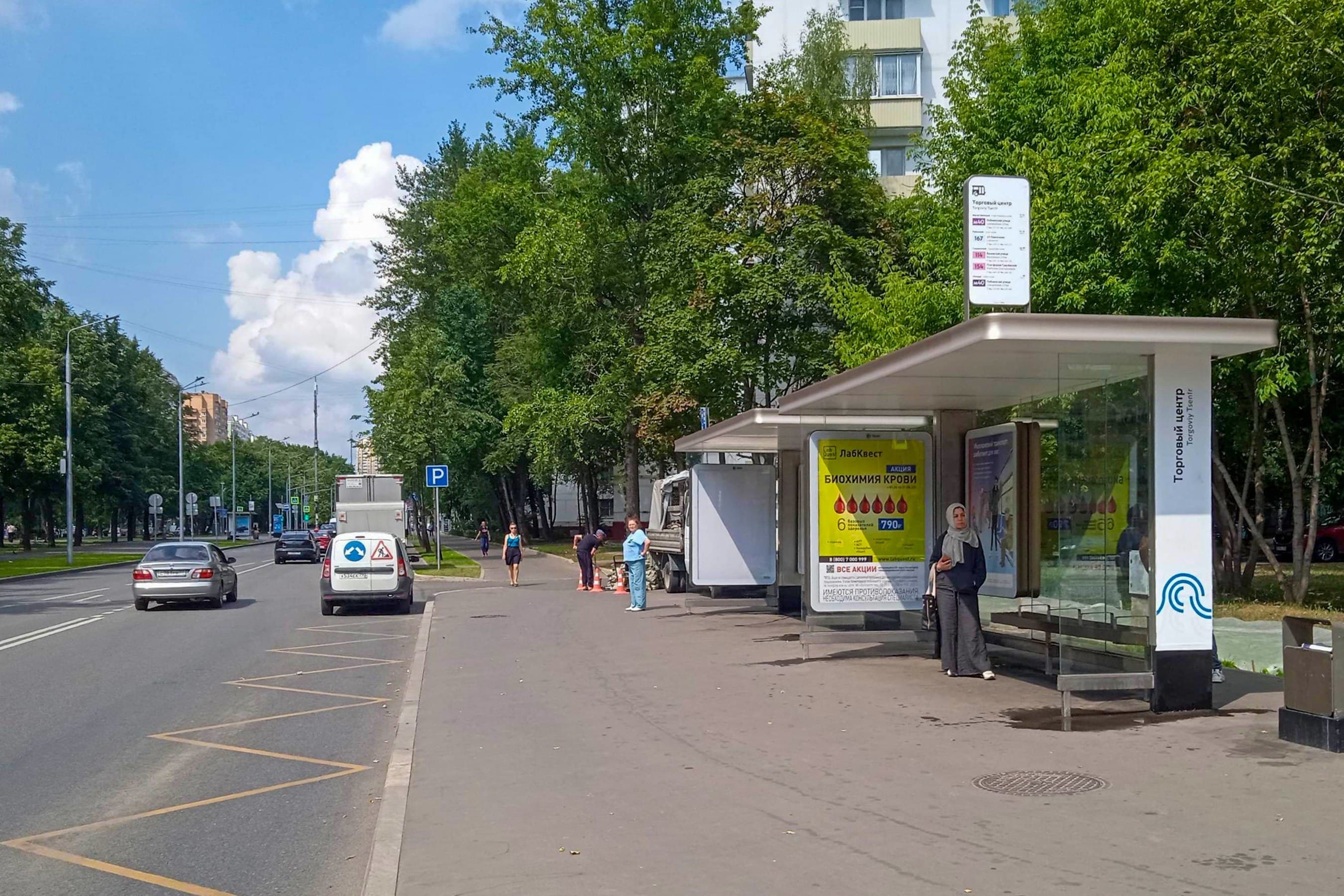 Бескудниковский б-р 16 корп. 1 / ост. "Торговый центр" (из центра) (поз.1) по ходу движения), сторона А Москва. Бескудниковский б-р 16 корп. 1 / ост. "Торговый центр" (из центра) (поз.1) по ходу движения), сторона А