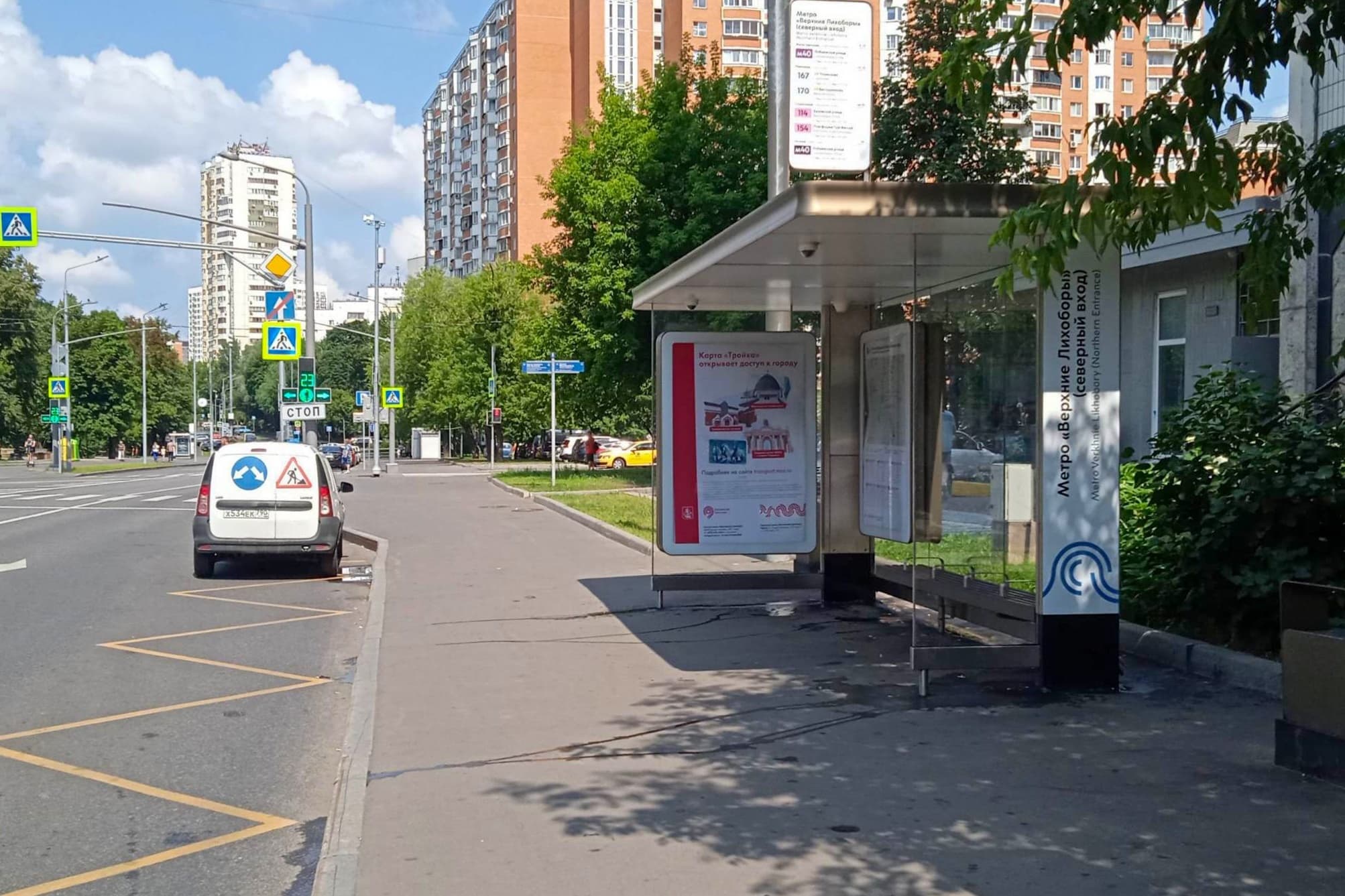 Бескудниковский бульвар, д.2, к.1 - ост. "Метро Верхние Лихоборы сев.вестибюль" (из центра), сторона А Москва. Бескудниковский бульвар, д.2, к.1 - ост. "Метро Верхние Лихоборы сев.вестибюль" (из центра), сторона А