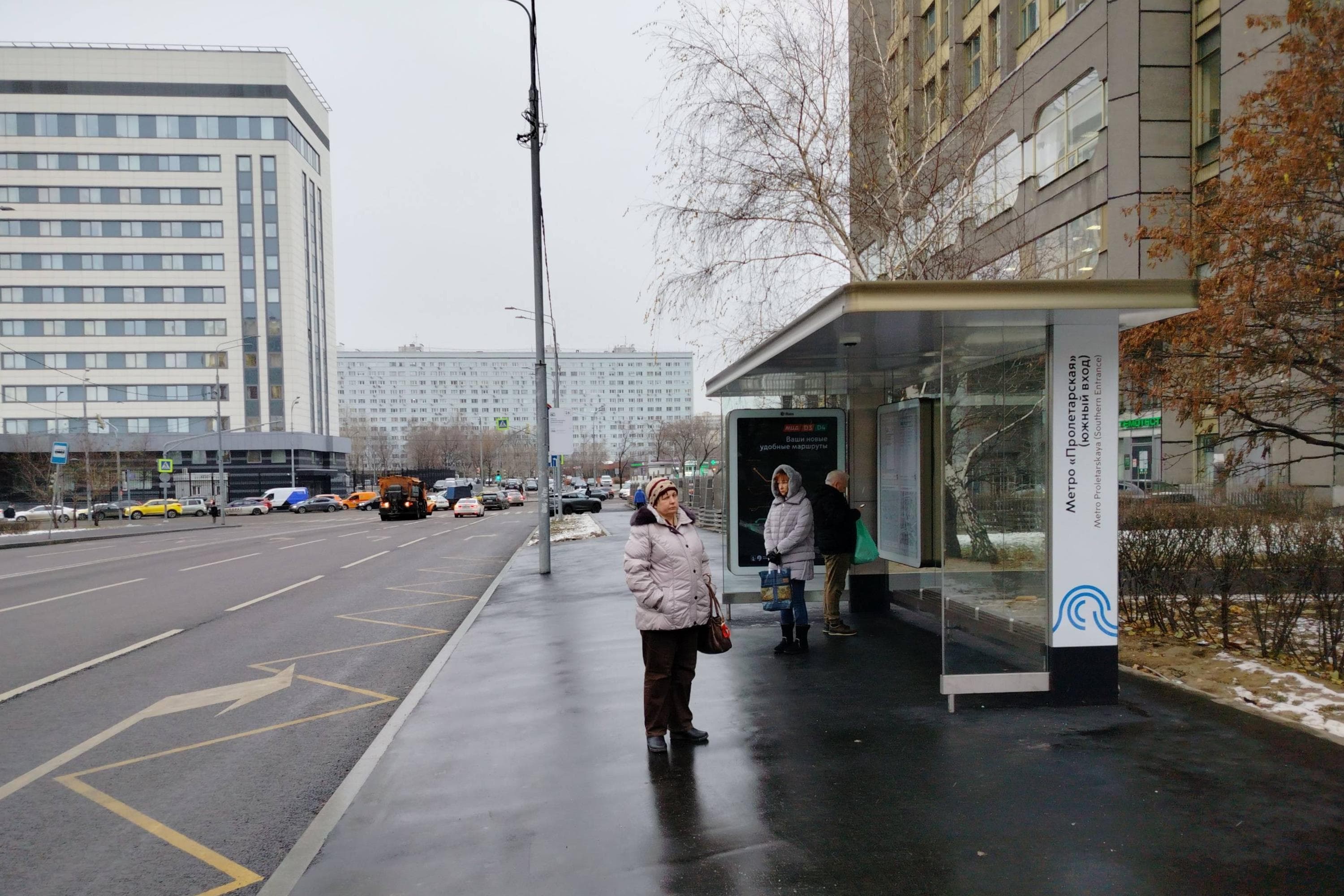 Дубровская 1-я ул. 1 к2 - ост. "метро Пролетарская (южный вестибюль)", в центр, сторона А Москва. Дубровская 1-я ул. 1 к2 - ост. "метро Пролетарская (южный вестибюль)", в центр, сторона А