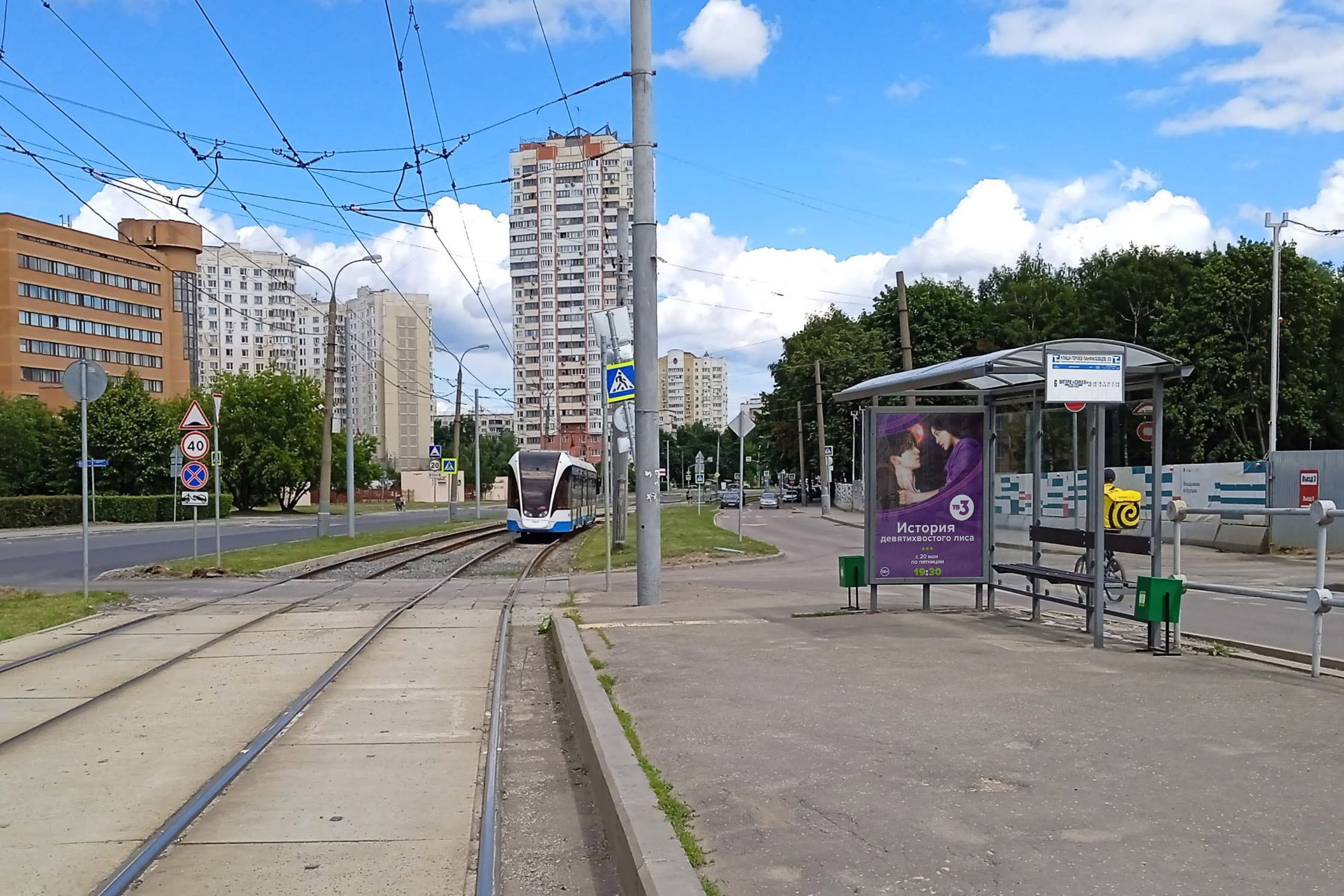 Героев Панфиловцев улица, д.31 - ост. "Героев Панфиловцев улица, 33" (в центр), сторона А Москва. Героев Панфиловцев улица, д.31 - ост. "Героев Панфиловцев улица, 33" (в центр), сторона А