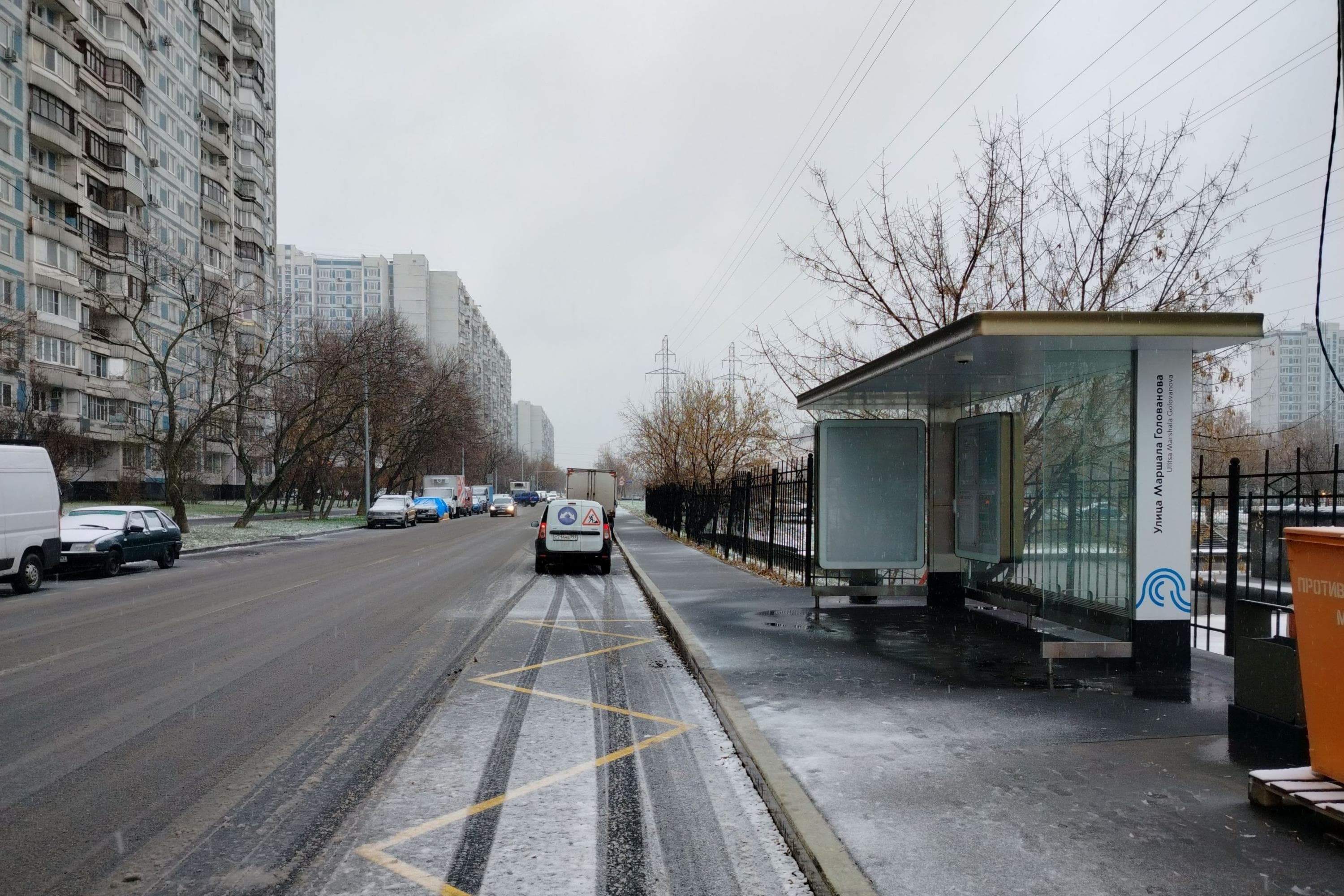 Голованова Маршала улица, д.1 (напротив) - ост. "Голованова Маршала улица" (из центра), сторона А Москва. Голованова Маршала улица, д.1 (напротив) - ост. "Голованова Маршала улица" (из центра), сторона А