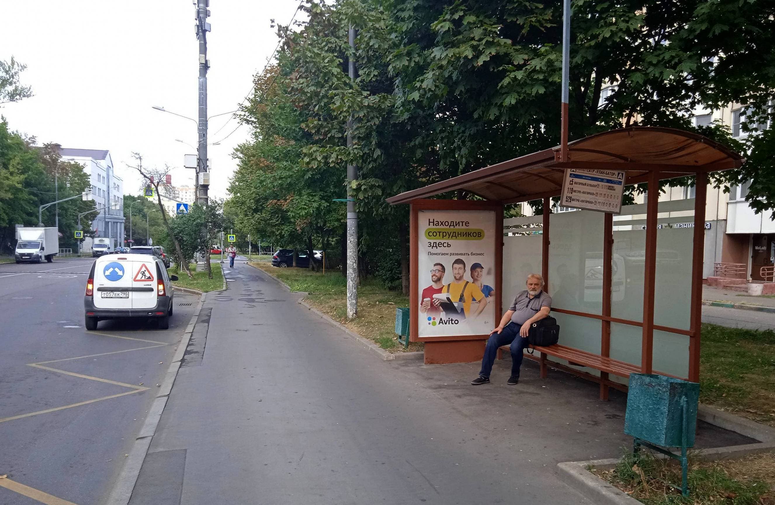 Гримау улица, д.10 (напротив) - ост. "Кинотеатр "Улан-Батор" (в центр), сторона А Москва. Гримау улица, д.10 (напротив) - ост. "Кинотеатр "Улан-Батор" (в центр), сторона А