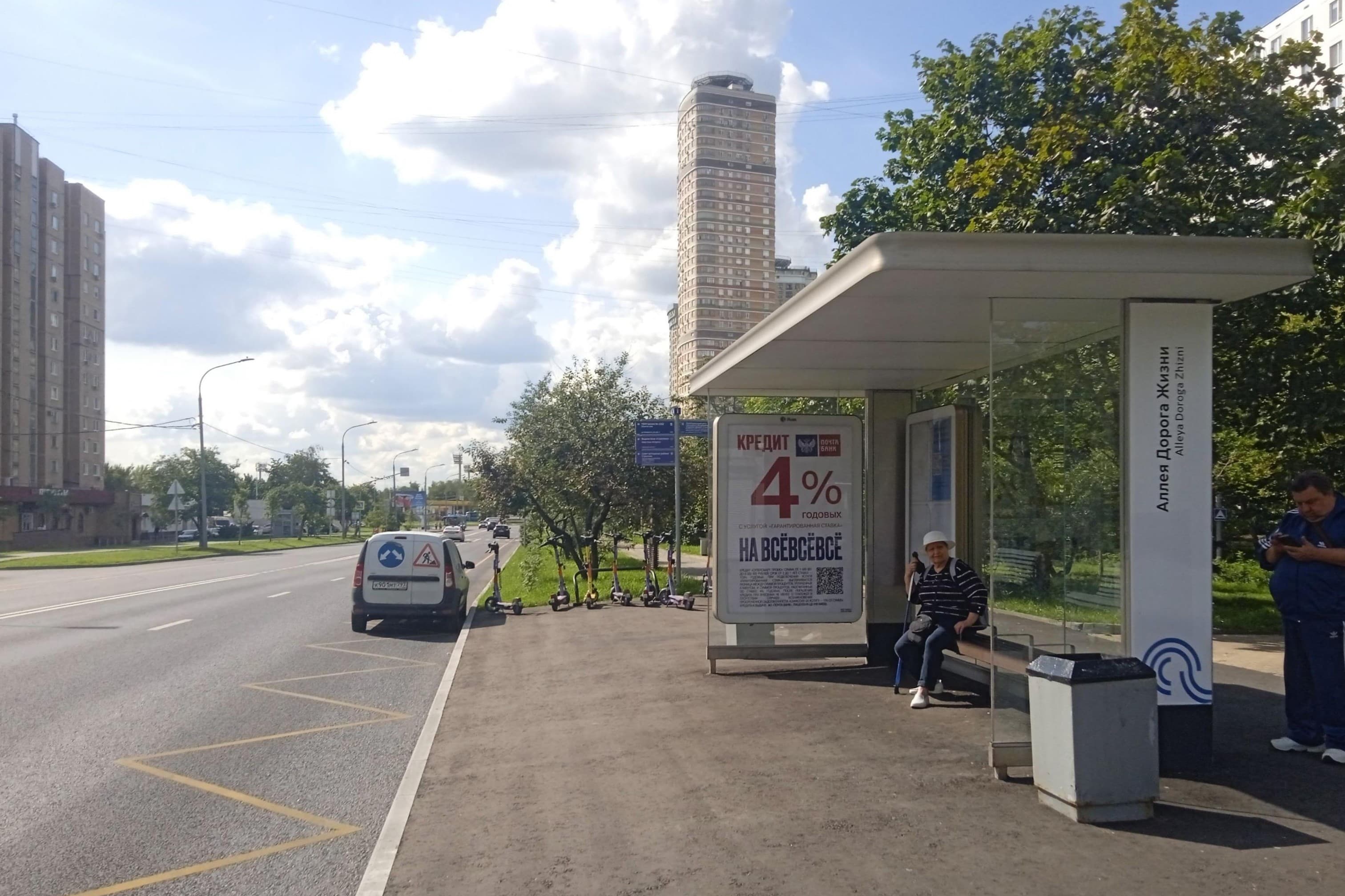 Исаковского улица, д.28, к.1 - ост. "Аллея "Дорога жизни" (из центра), сторона А Москва. Исаковского улица, д.28, к.1 - ост. "Аллея "Дорога жизни" (из центра), сторона А
