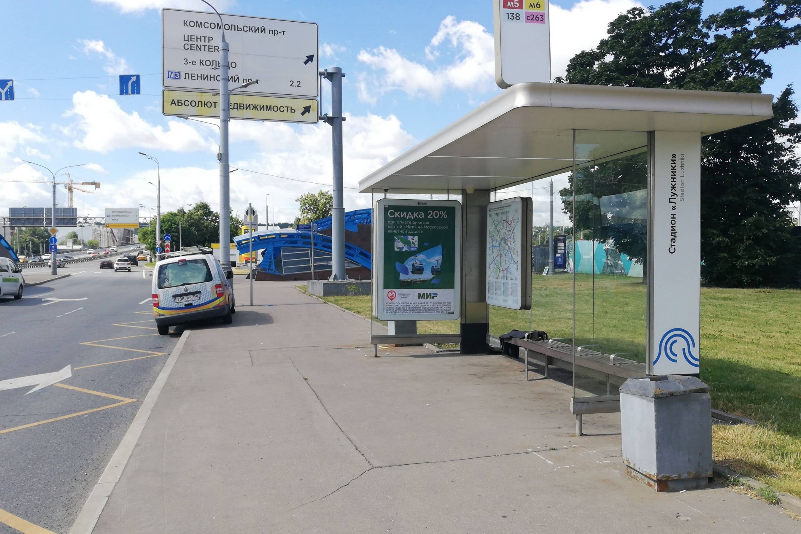 Комсомольский проспект (дублер, напротив Лужнецкой набережной, д.10А, стр.5) - ост. "Стадион "Лужники" (из центра), сторона А Москва. Комсомольский проспект (дублер, напротив Лужнецкой набережной, д.10А, стр.5) - ост. "Стадион "Лужники" (из центра), сторона А